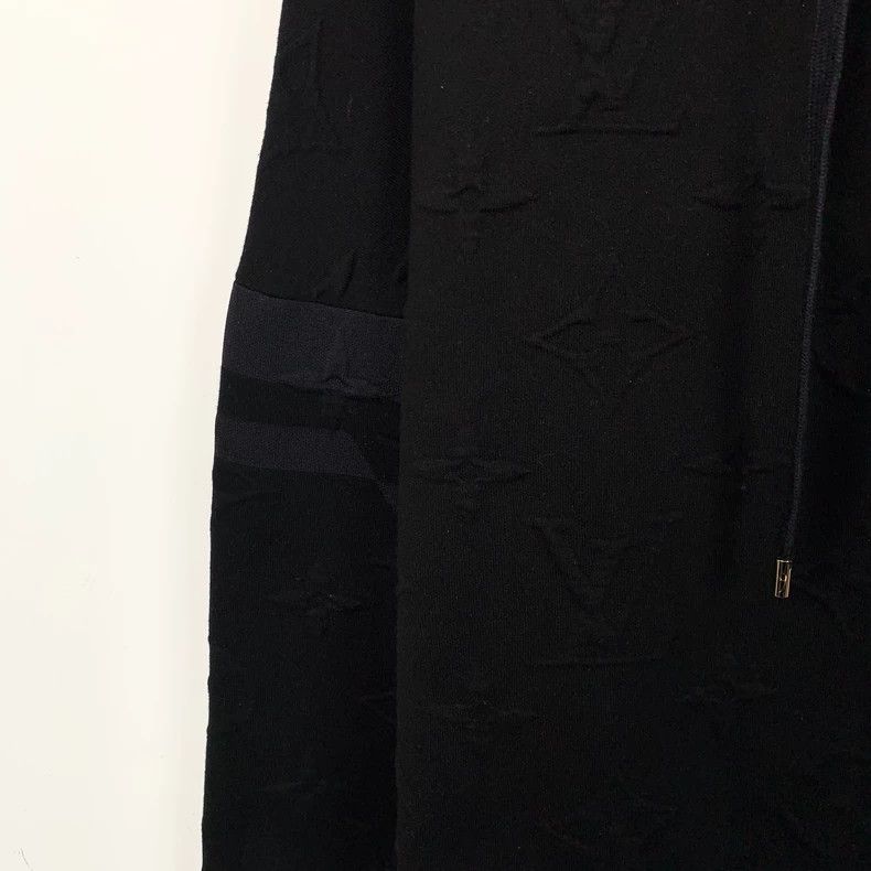 Louis Vuitton Louis Vuitton 25 black logo embossed dark full print cotto Size S / US 4 / IT 40 - 4 Thumbnail
