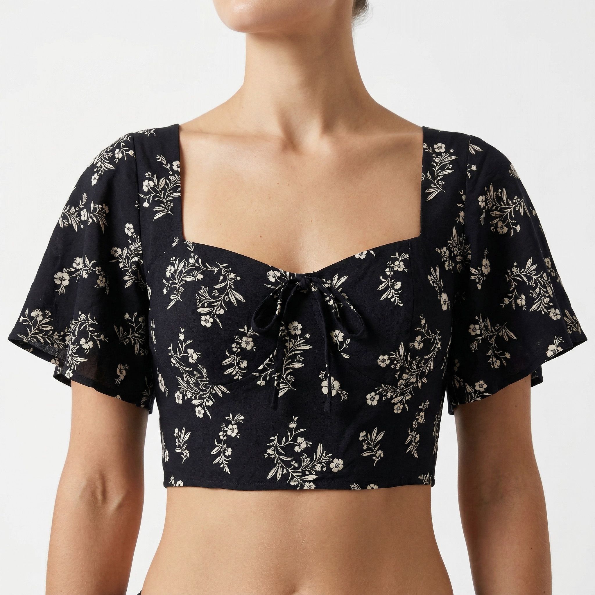 Forever 21 Forever 21 Floral Tie-Front Flutter Sleeve Crop Top M Size M / US 6-8 / IT 42-44 - 1 Thumbnail