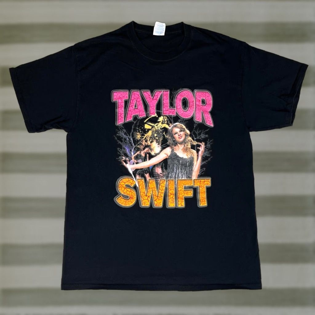 Port & Company Taylor Swift x Barstool T-Shirt Port & Company Unisex Adults L Black Crew Neck Short Sleeve Cotton Music Ver Vintage? Size L / US 10 / IT 46 - 1 Thumbnail