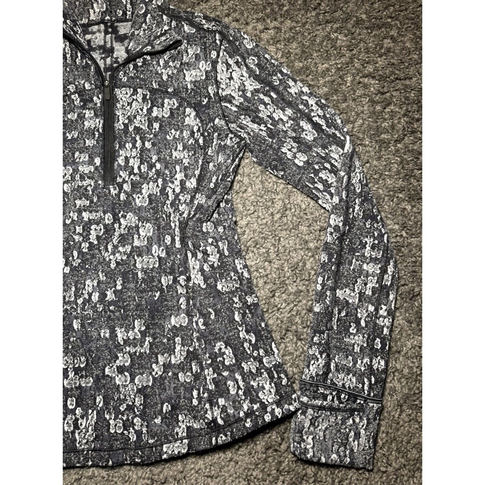 Lululemon Lululemon womens 1/2 zip Jacket size 4 Black White Gray Camo Snake Pattern Size ONE SIZE - 2 Thumbnail