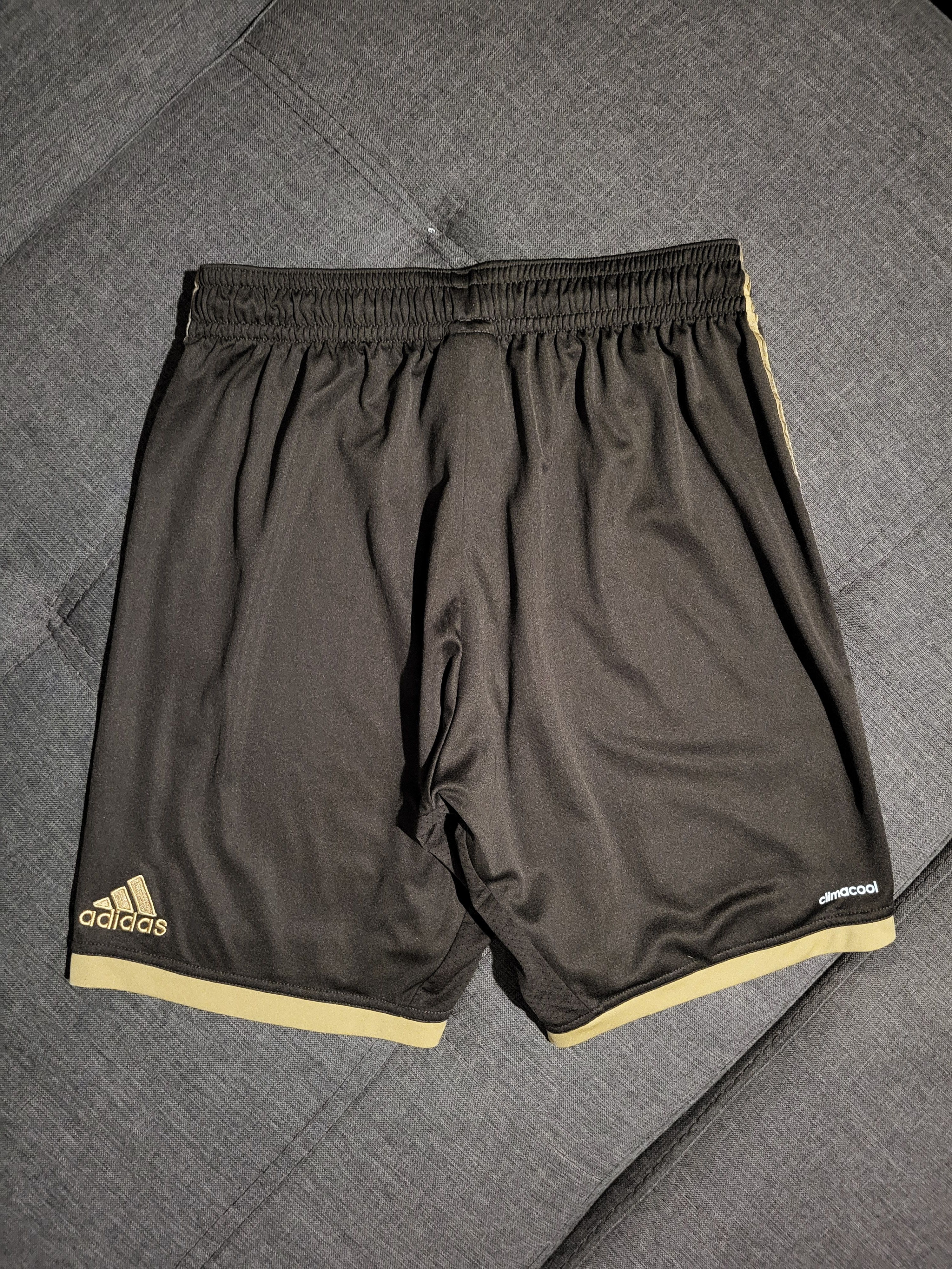 Adidas Vintage ADIDAS FC BAYERN MUNCHEN shorts Size US 32 / EU 48 - 5 Thumbnail