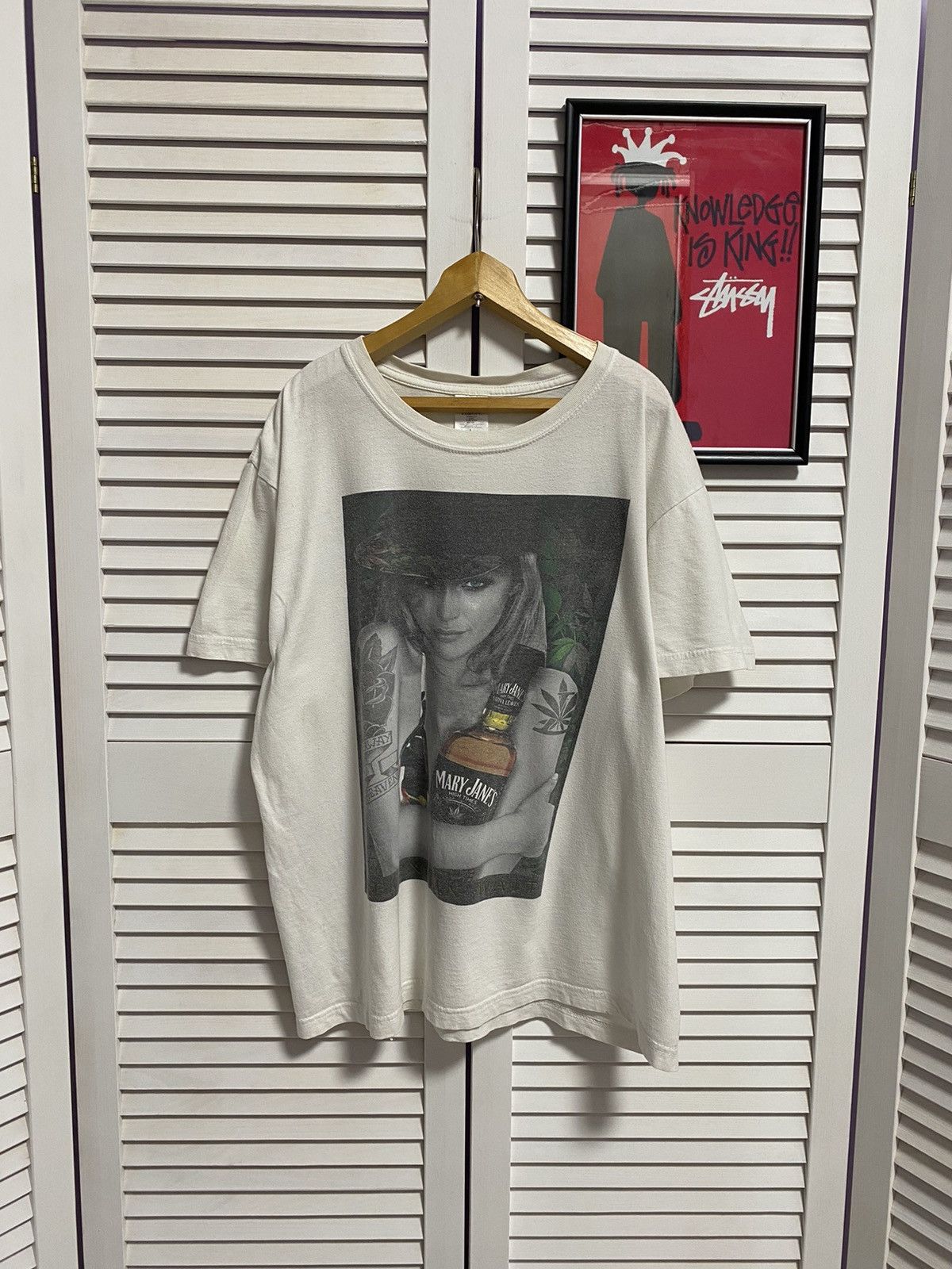 Band Tees Vintage T Shirt Tee Girl Weed Alcohol Drags Sex Mary Janes Size US L / EU 52-54 / 3 - 1 Thumbnail
