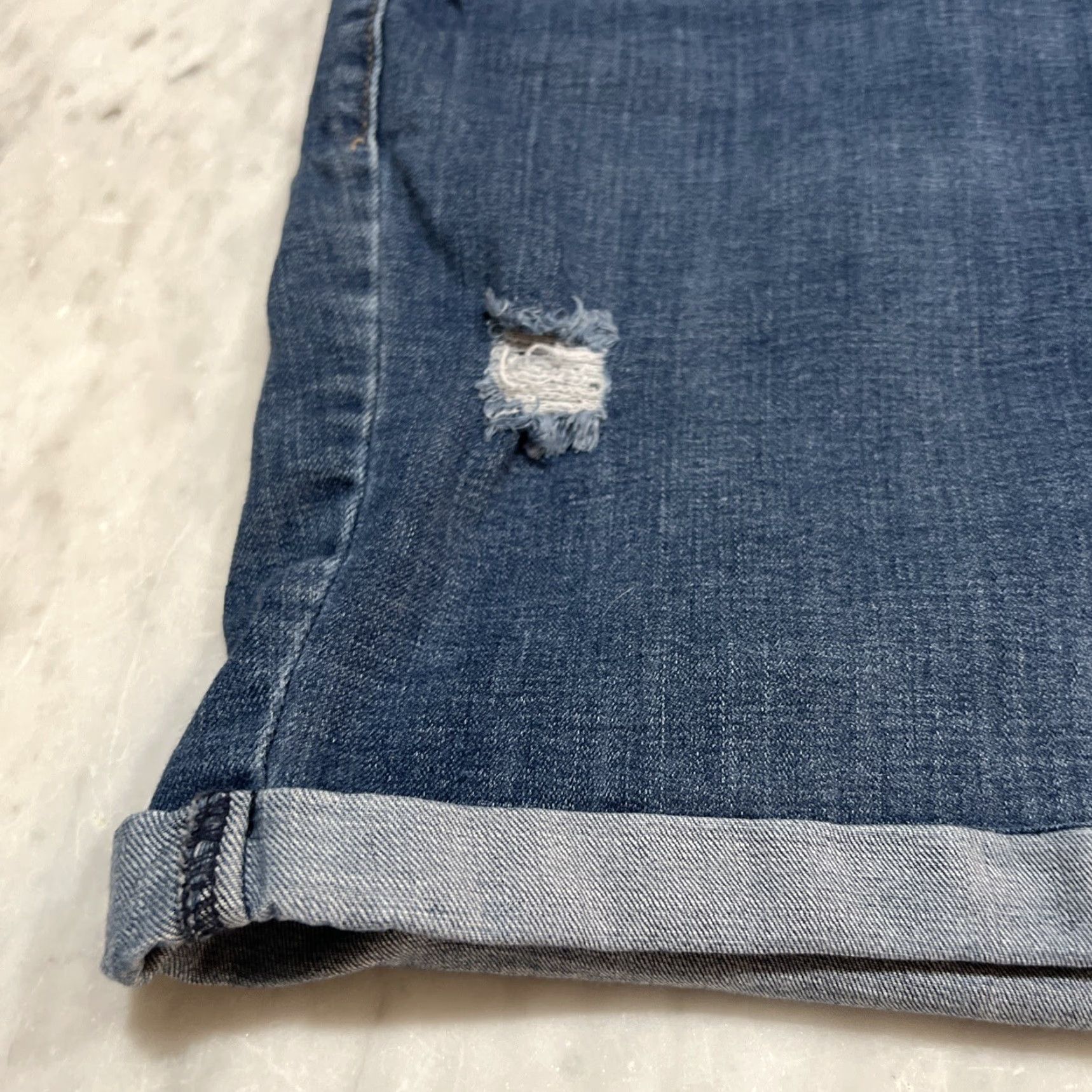 Levi's Levi's Shorts Women’s 24W Denim Blue Casual Summer Travel Pockets 2000s Style Size 42" / US 20 - 4 Thumbnail