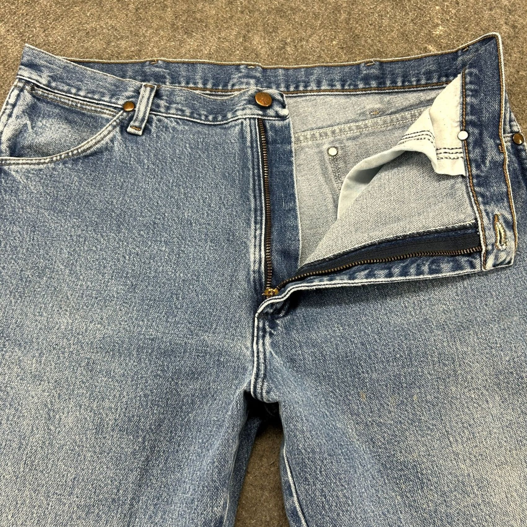 Wrangler Wrangler 13MWZ Jeans Mens 36x30 Blue Cowboy Cut Regular Fit Light Wash Western Vintage Size US 36 / EU 52 - 2 Thumbnail