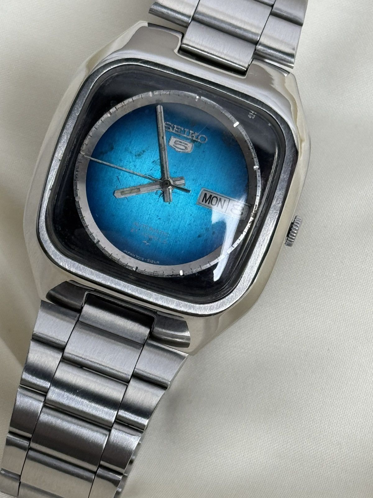 Seiko Seiko 5 Japan Vintage TV Case Blue Fade Dial 21J Automatic Size 36 - 2 Thumbnail