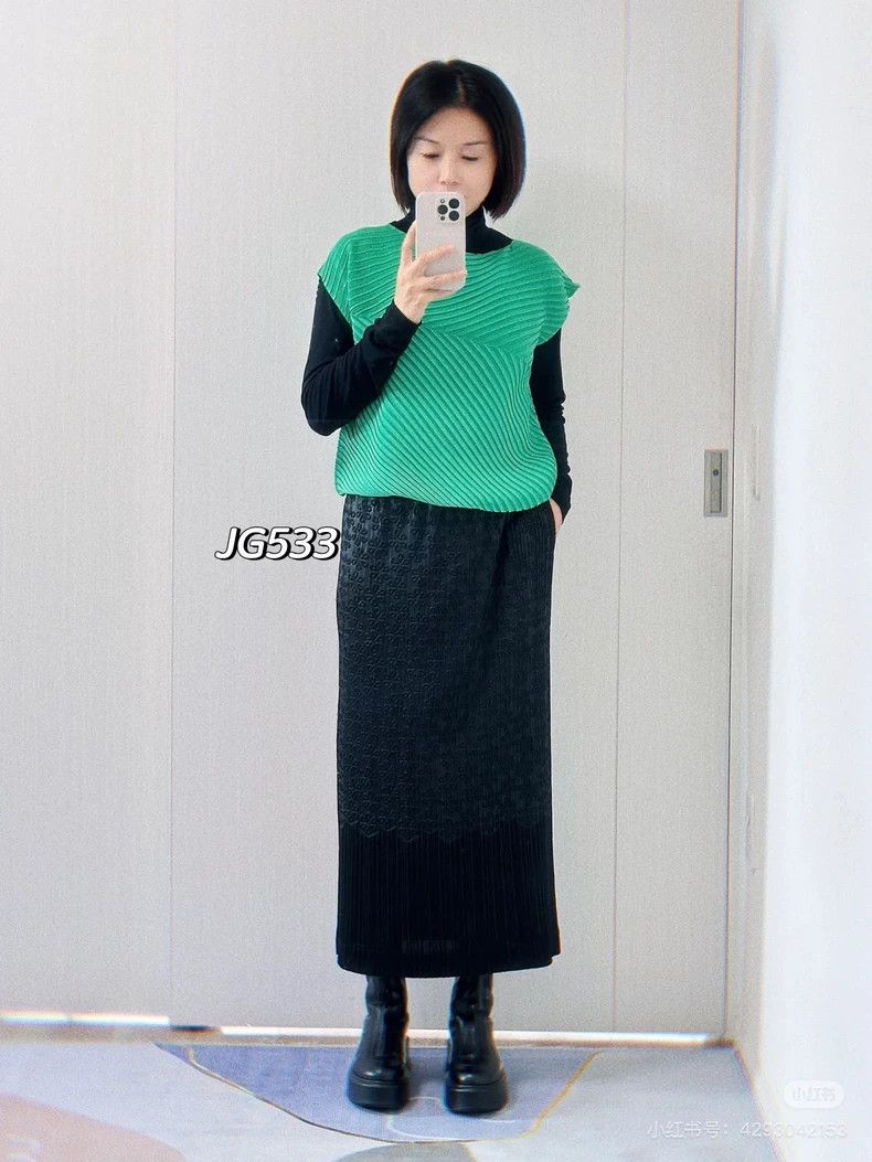 Issey Miyake Issey Miyake size:3 Black pleated skirt Size 42" / US 20 - 9 Thumbnail
