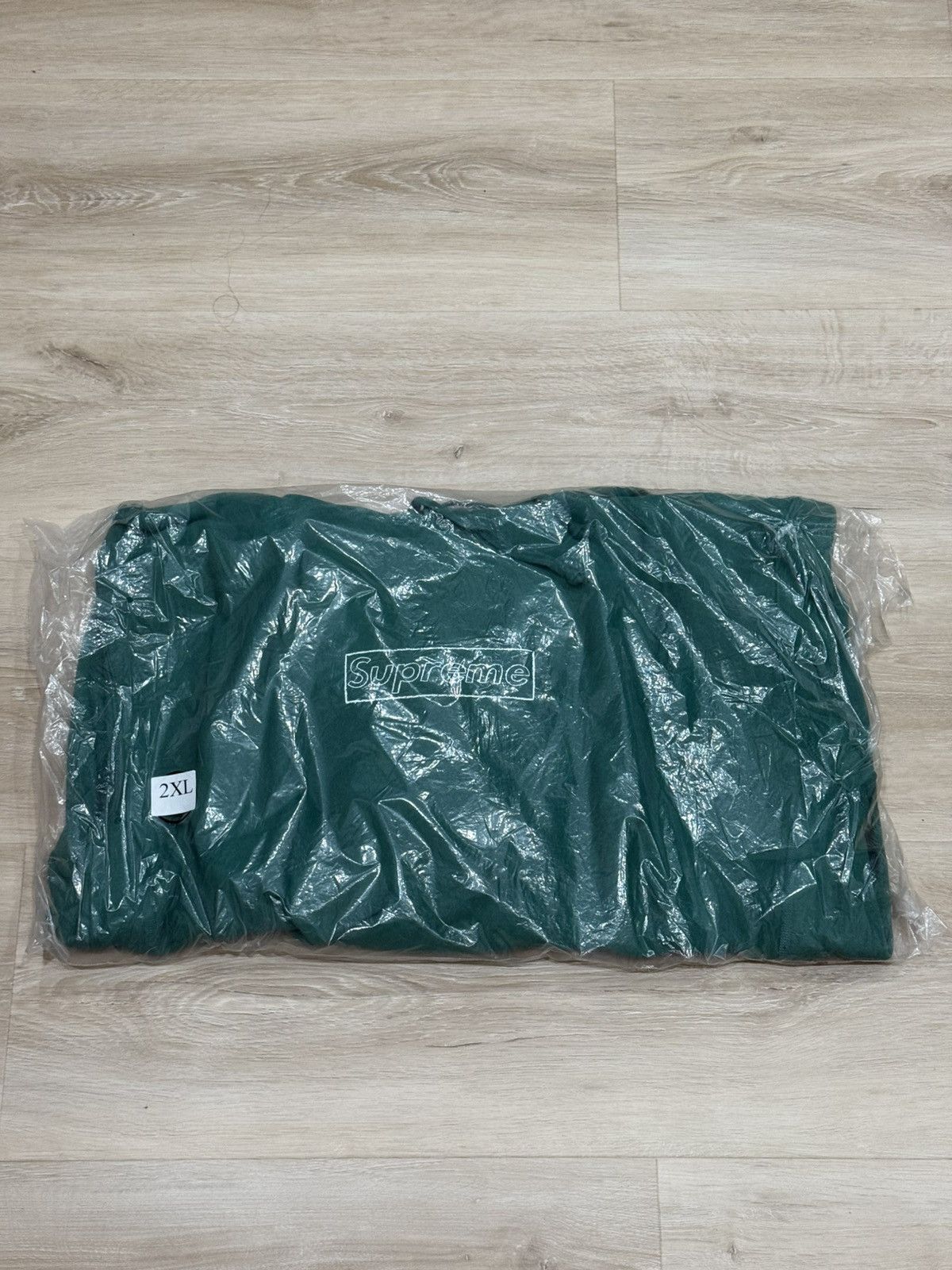 Kaws × Supreme Supreme Kaws Box Logo Hoodie (Chalk Logo Hoodie) Size US XXL / EU 58 / 5 - 2 Thumbnail