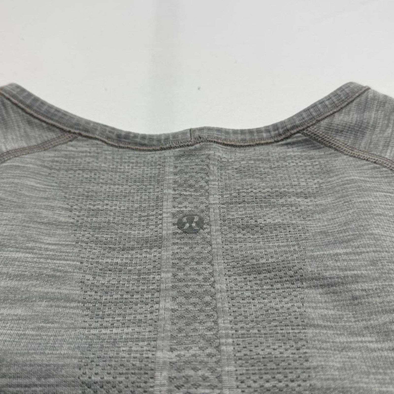 Lululemon Lululemon Gray V Neck Athletic Top Size 8 Fitted Activewear Size M / US 6-8 / IT 42-44 - 6 Thumbnail