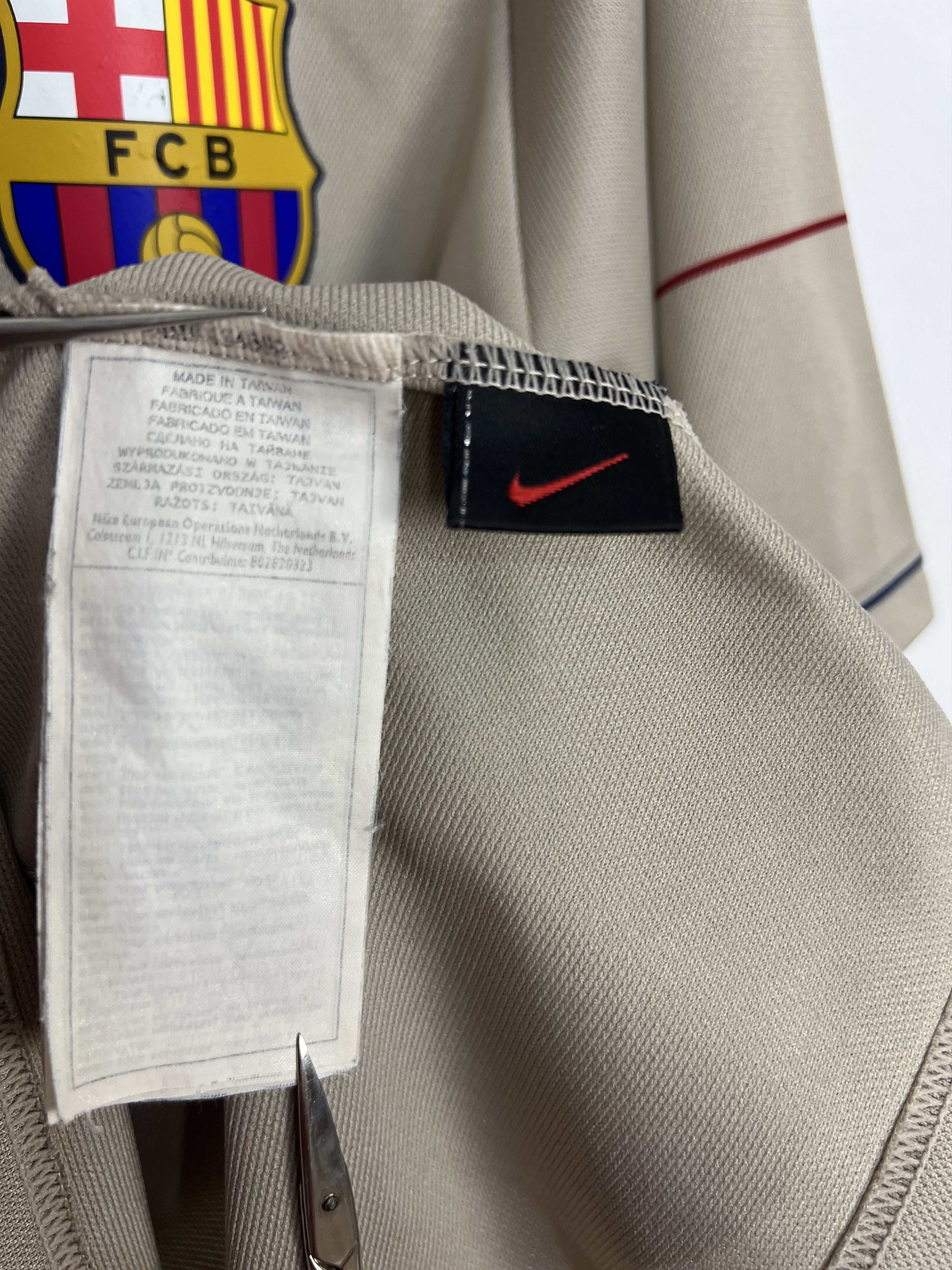 Nike Barcelona football shirt Soccer #7 Larsson Jersey Trikot Size US M / EU 48-50 / 2 - 8 Thumbnail