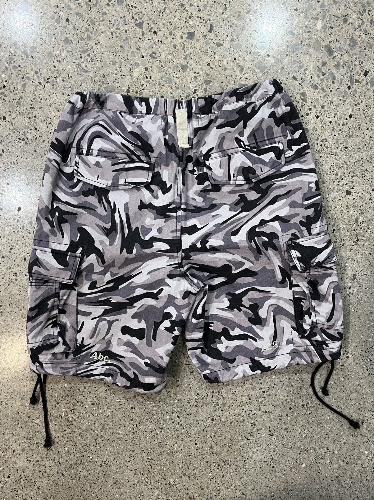 Advisory Board Crystals Camo cargo shorts Size US 29 - 3 Thumbnail
