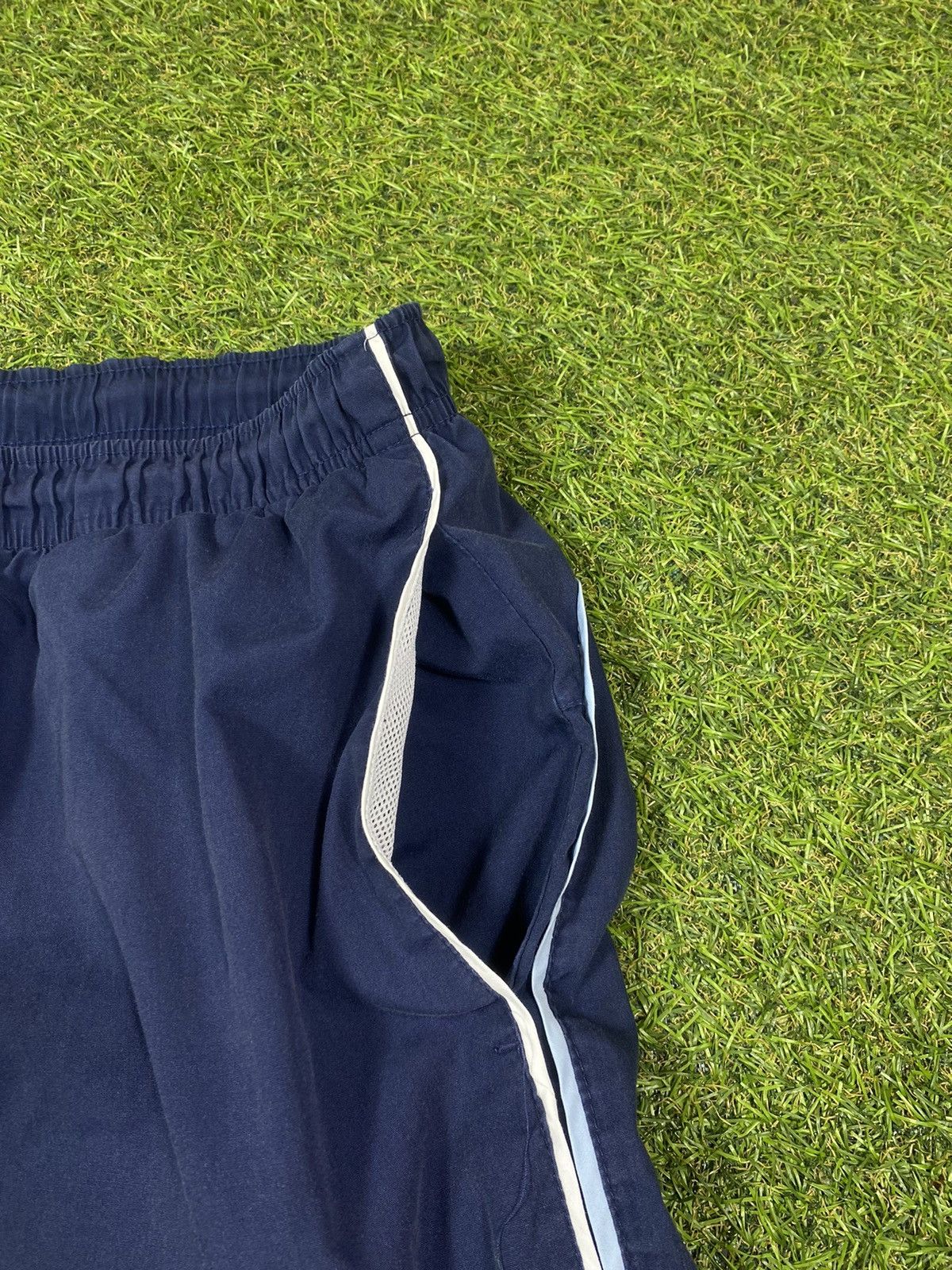 Nike Vintage Nike shorts streetwear swoosh casual y2k size L Size US 34 / EU 50 - 2 Thumbnail
