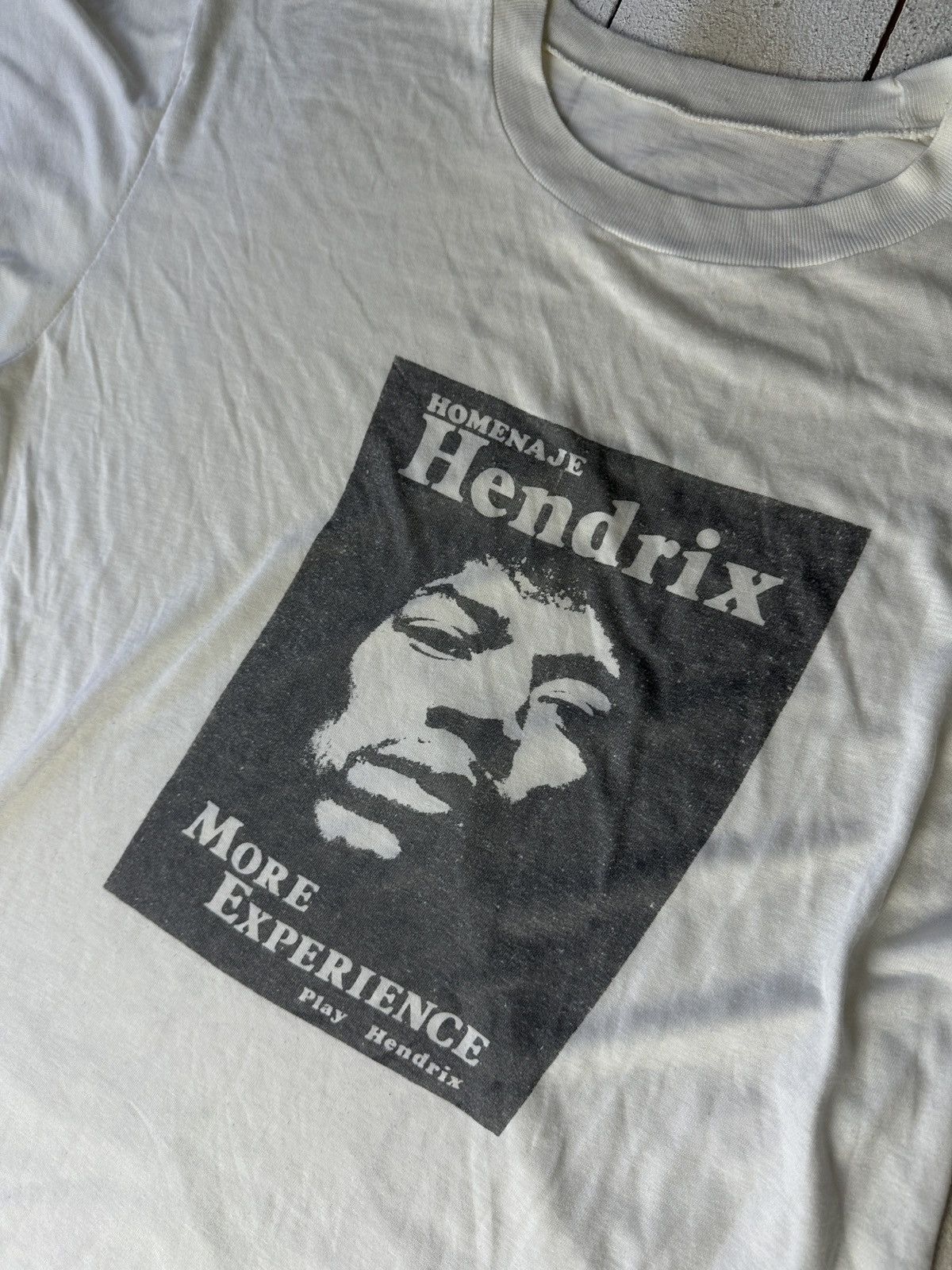 Band Tees 🚨VNTG Jimi Hendrix PAPER THIN WHITE MEN L TEE HOMENAJE Size US L / EU 52-54 / 3 - 9 Thumbnail
