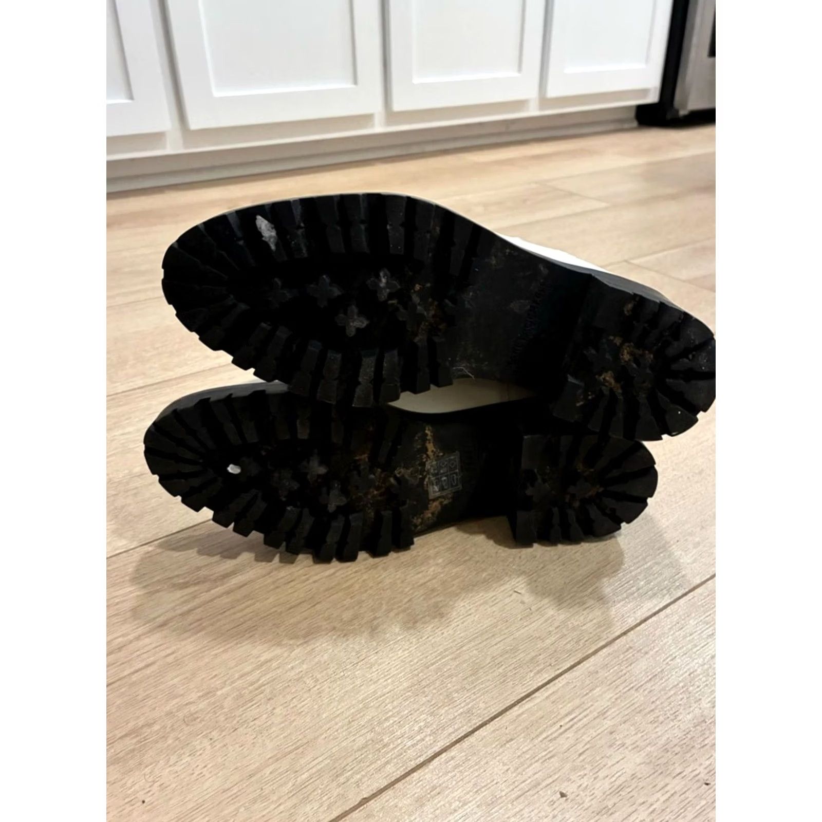 Karl Lagerfeld Karl Lagerfeld Paris Women’s Pola Chelsea Ankle Boot Cream Leather Size 9 Shoes Leather Cream Women Chelsea Bootie 9 U.S. Mens Women Size US 9 / IT 39 - 7 Thumbnail