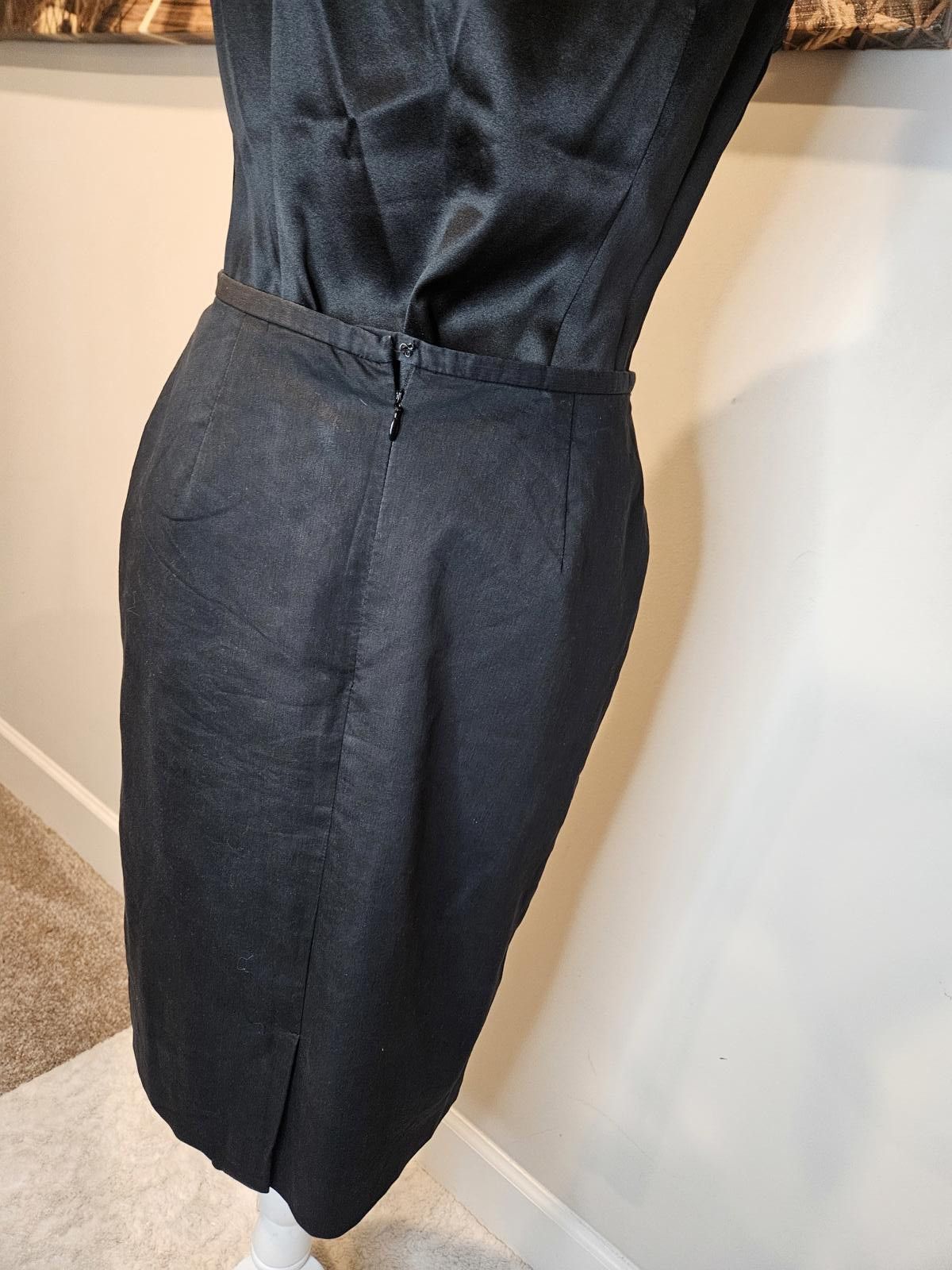 Designer Doncaster Black Skirt with Floral Embroidery (early 2000's) Size 28" / US 6 / IT 42 - 5 Thumbnail