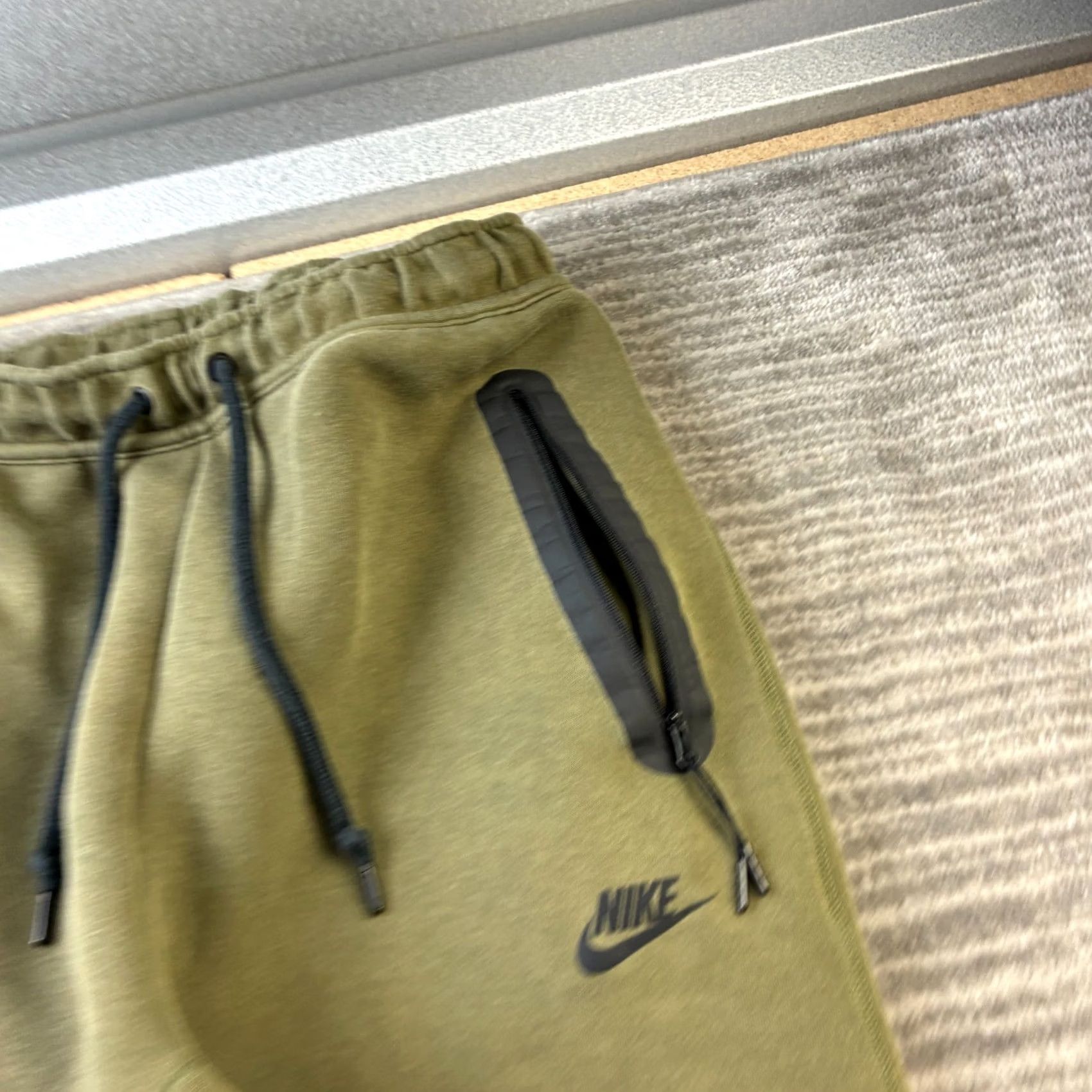 Nike Nike Tech Fleece Pants Mens M Green Jogger Open Hem Sweatpants Olive | Activewear, Casual Size US 31 - 4 Thumbnail