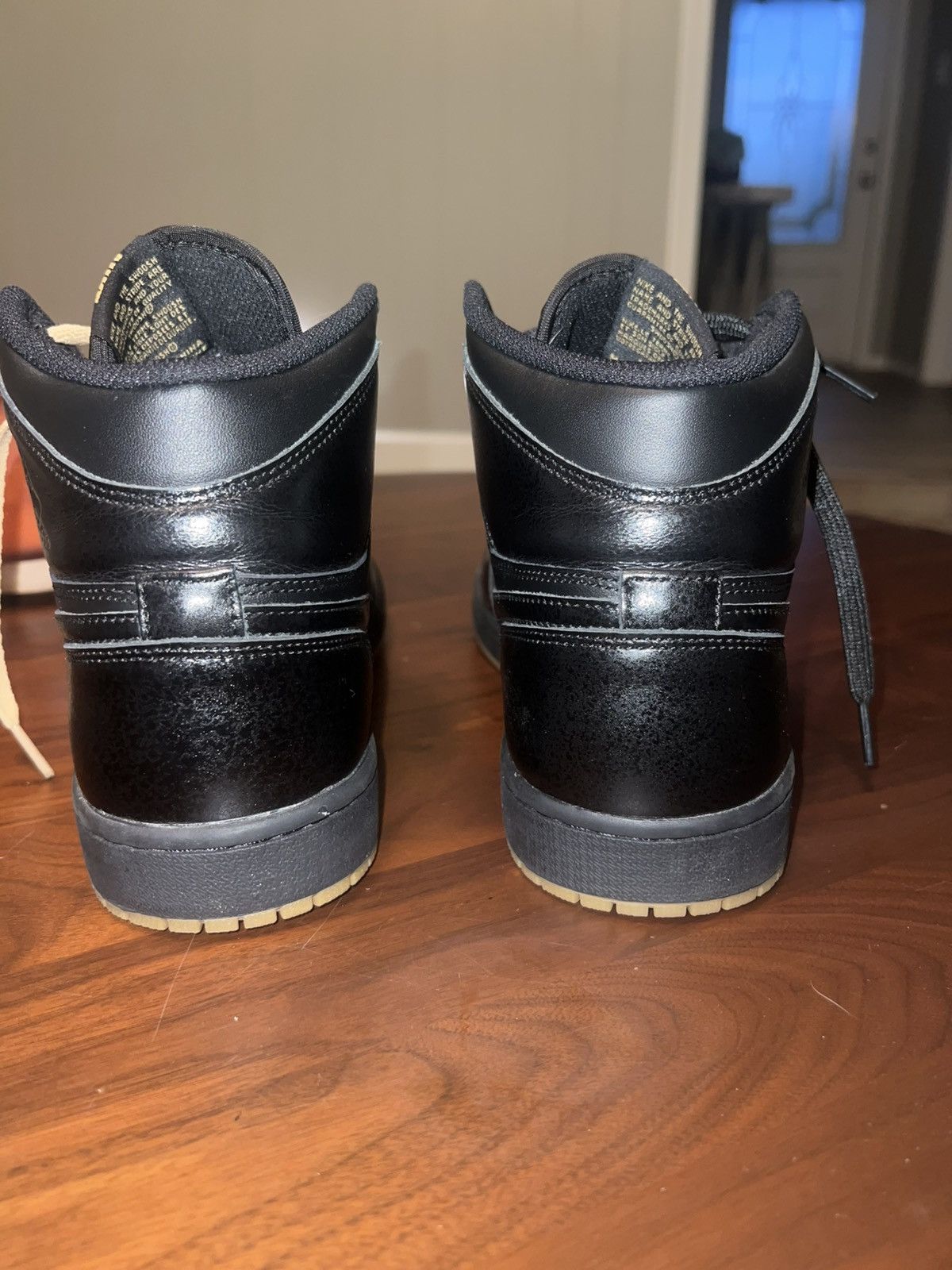 Jordan Brand Air Jordan 1 Retro High Black Gum Size US 10.5 / EU 43-44 - 3 Thumbnail