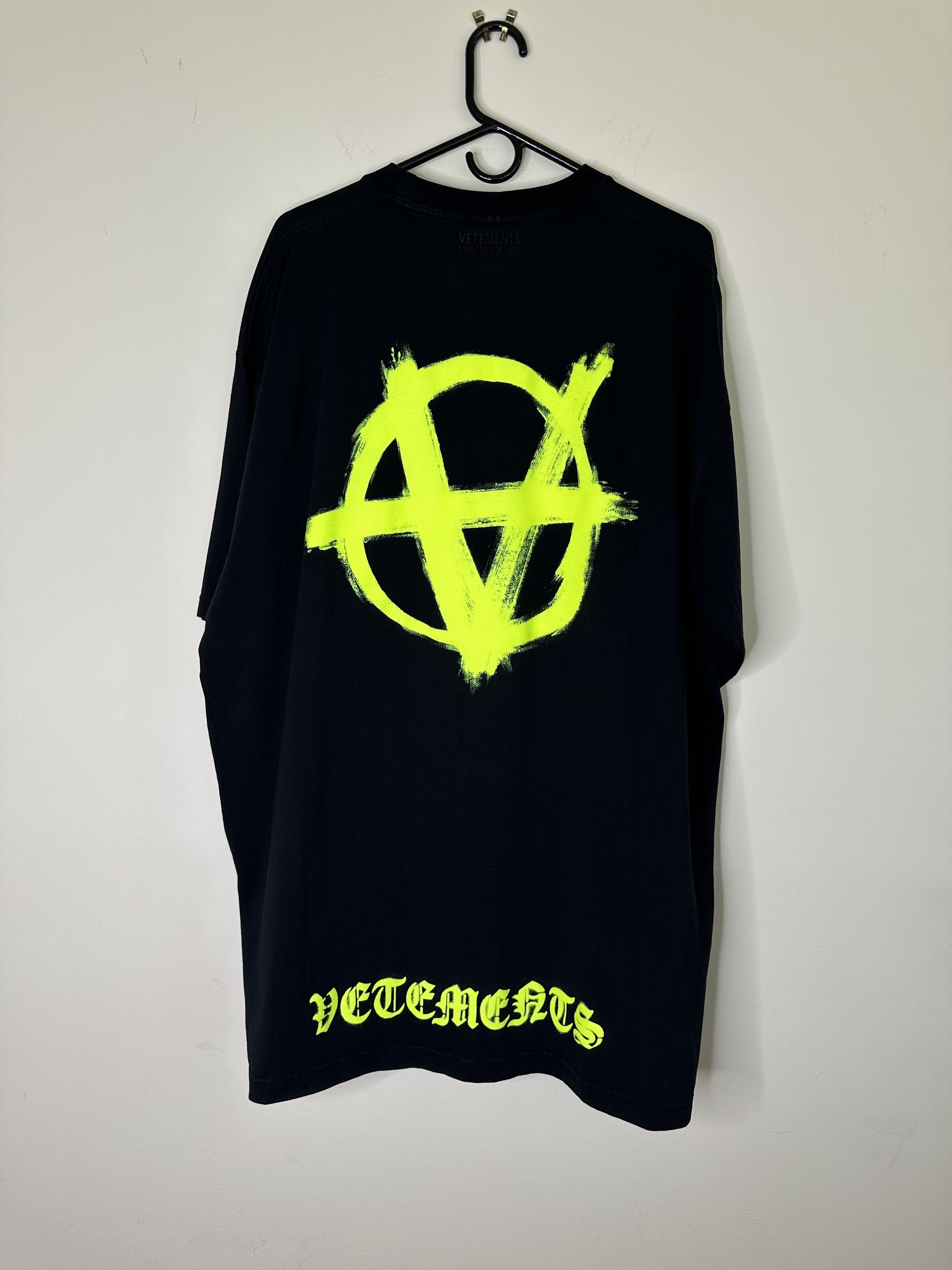 存在感絶大【vetements】Double Anarchy Oversized T-Shirt Black Double Anarchy Oversized T-shirt by VETEMENTS on Sale