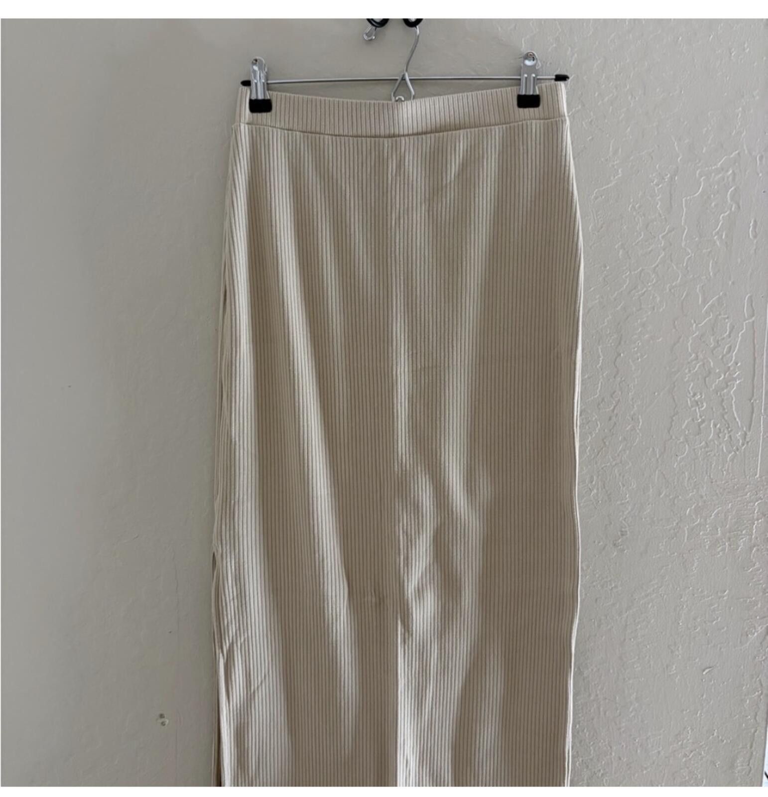 Old Navy Old Navy Cream Maxi Skirt Size 28" / US 6 / IT 42 - 1 Thumbnail