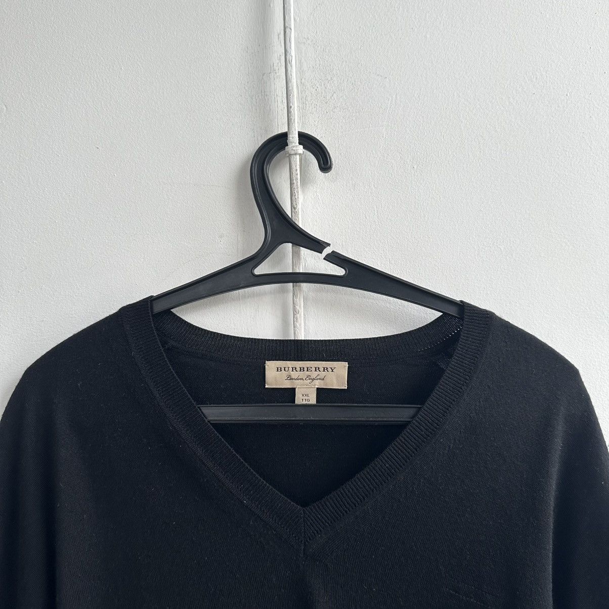 Burberry Burberry London black v neck merino wool sweater Size US XL / EU 56 / 4 - 11 Thumbnail