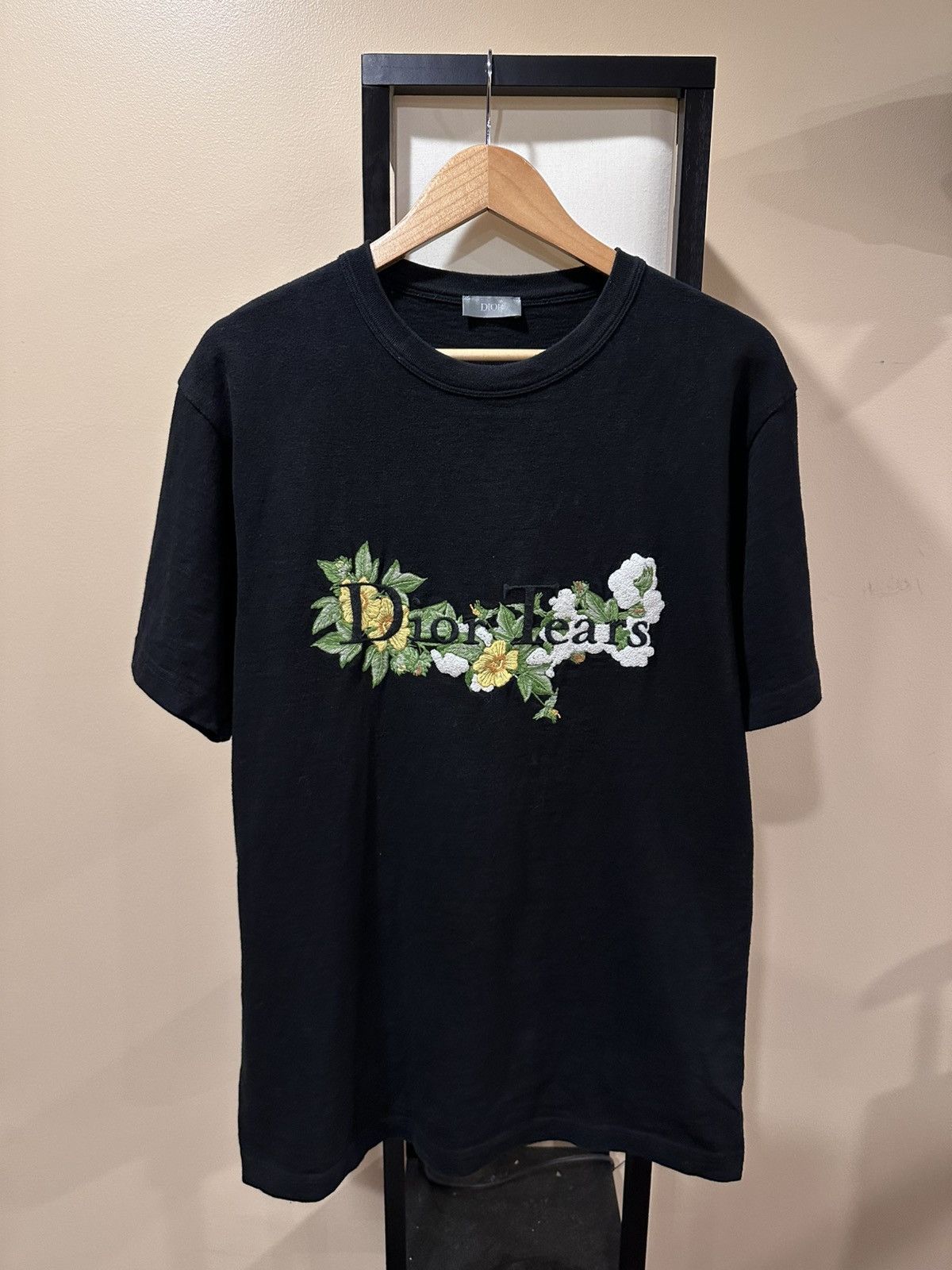 トップス Dior x Denim Tears Froral Logo Tee Dior x Denim Tears Floral Embroidered Logo Black t-Shirt