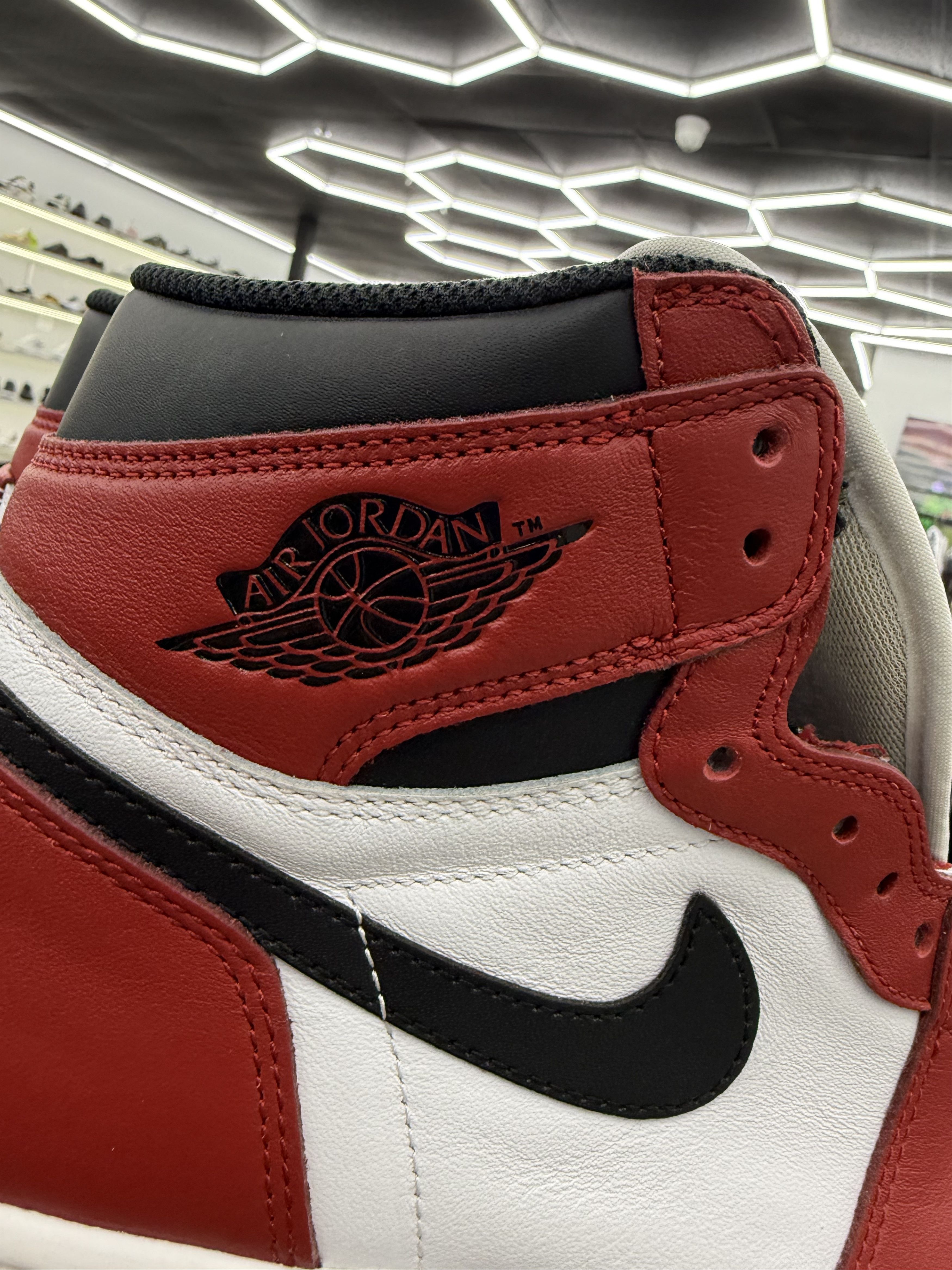 Jordan Brand 1 Retro High OG Chicago Size US 9.5 / EU 42-43 - 4 Thumbnail