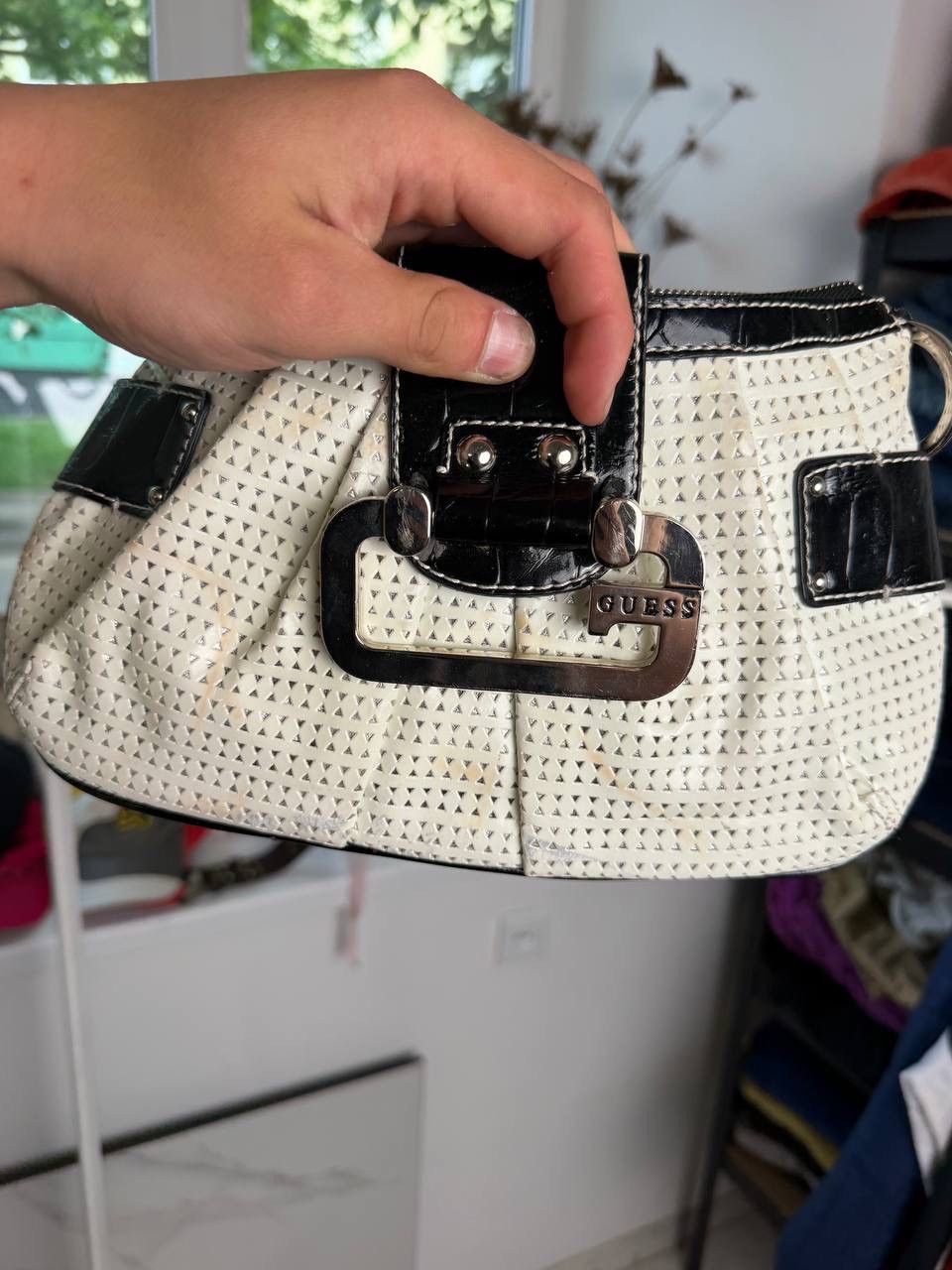 Guess Vintage Guess Y2K Perforated Chain Shoulder Bag White Black Size ONE SIZE - 10 Thumbnail