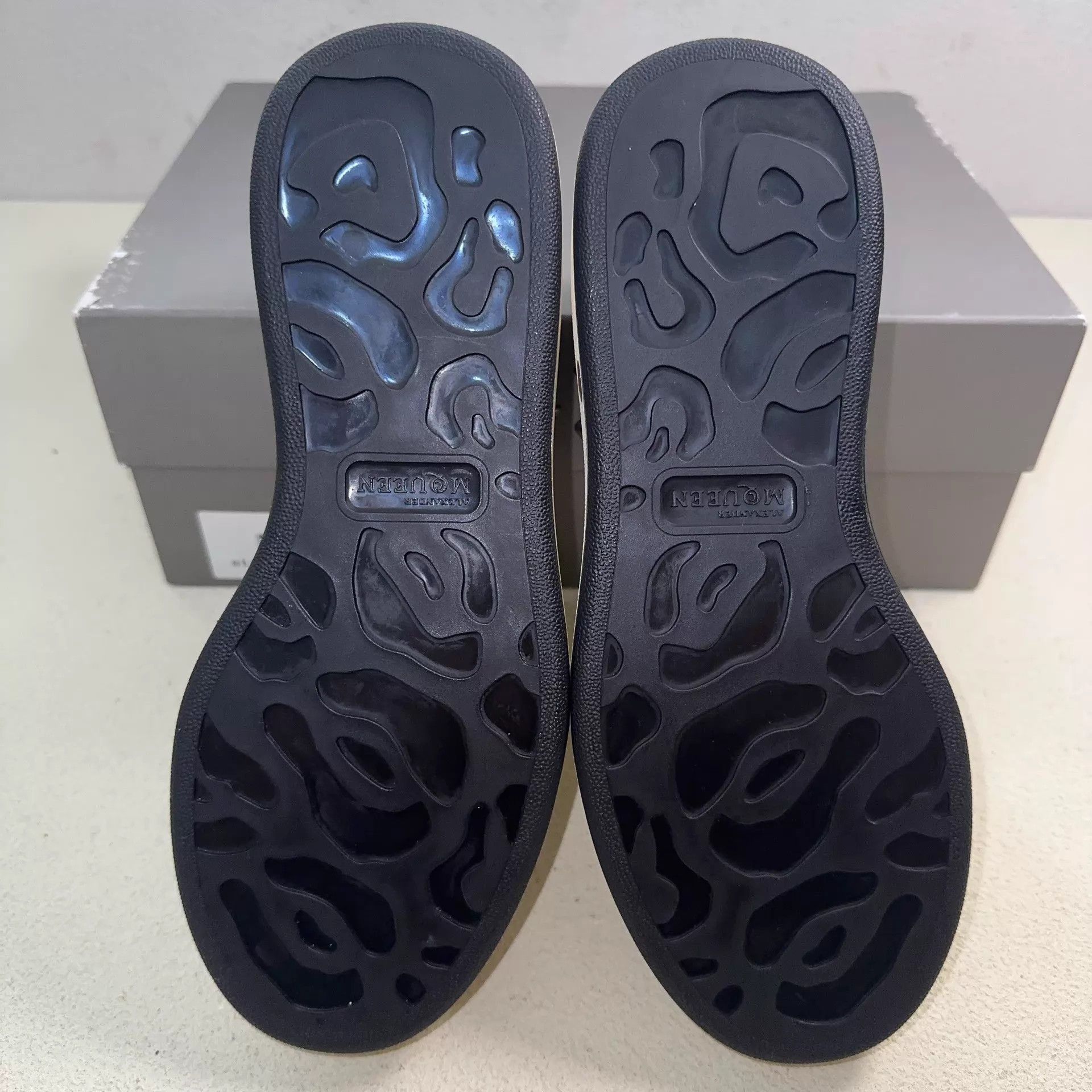 Alexander McQueen McQueen Men's 40 White Black Oversized Sneaker Size US 7 / EU 40 - 4 Thumbnail