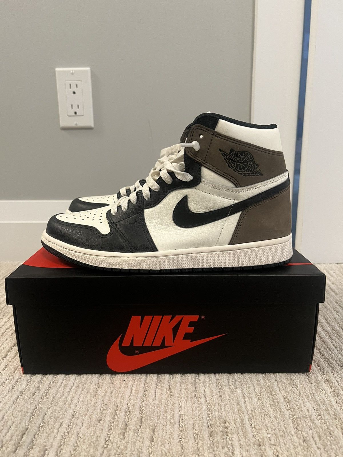 Nike Jordan 1 Retro High Dark Mocha Size US 9.5 / EU 42-43 - 2 Thumbnail
