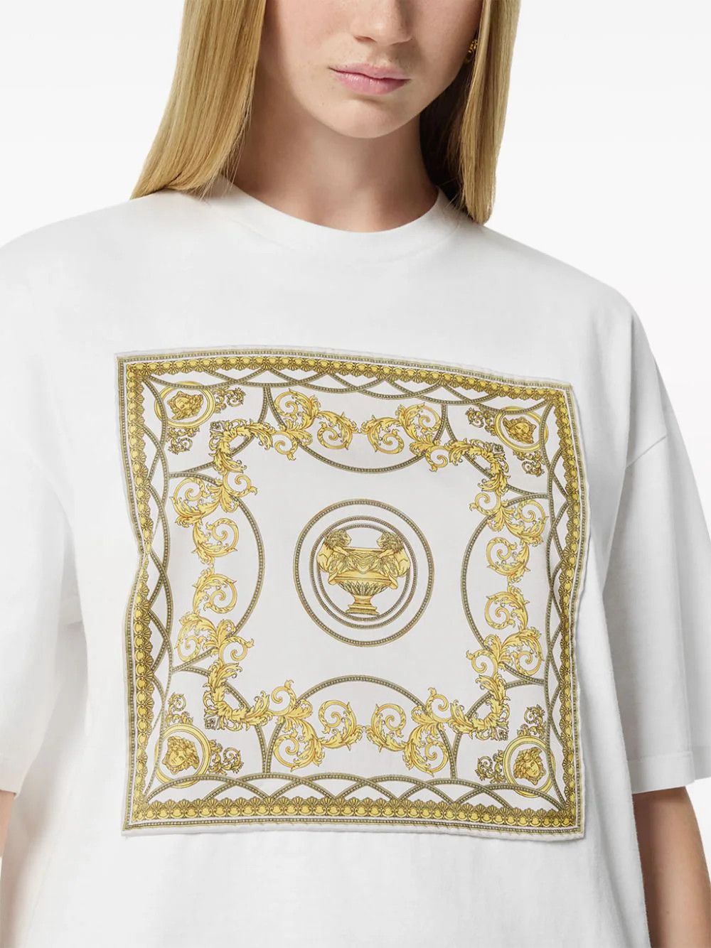 Versace o1s22i1n1024 Oversized T-Shirt in White Size S / US 4 / IT 40 - 4 Thumbnail