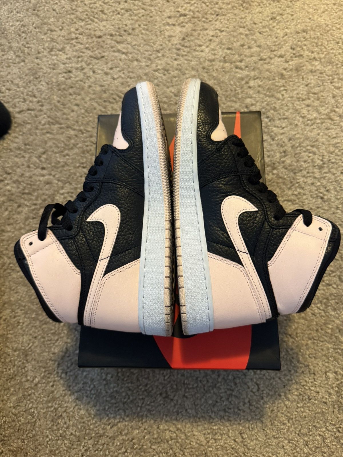 Jordan Brand Jordan 1 Retro High Black Crimson Tint (GS) Size US 6.5 / IT 36.5 - 4 Thumbnail