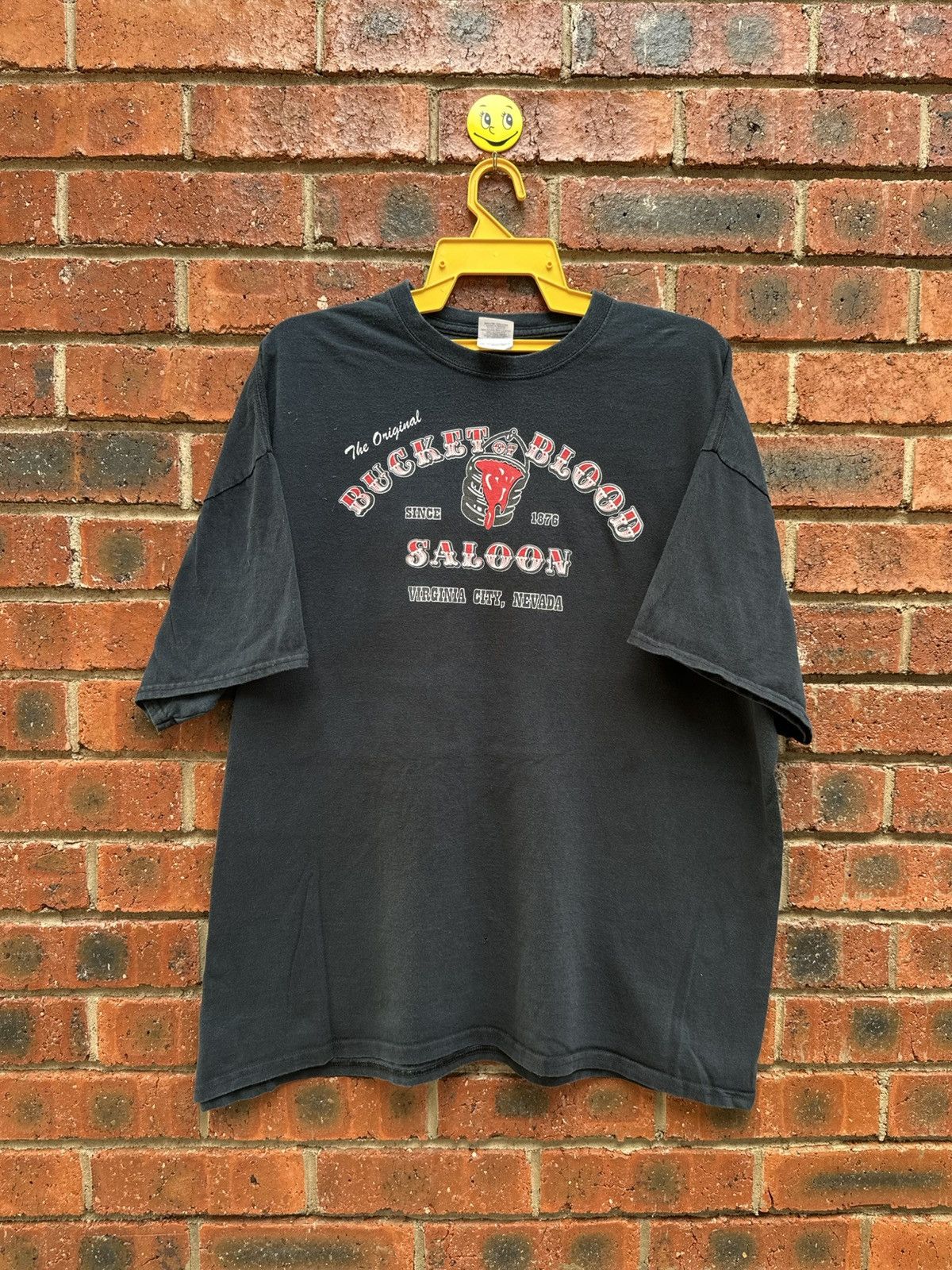 Gildan × Sears × Vintage Vintage Bucket Blood Saloon Faded Tee Size US XXL / EU 58 / 5 - 1 Thumbnail