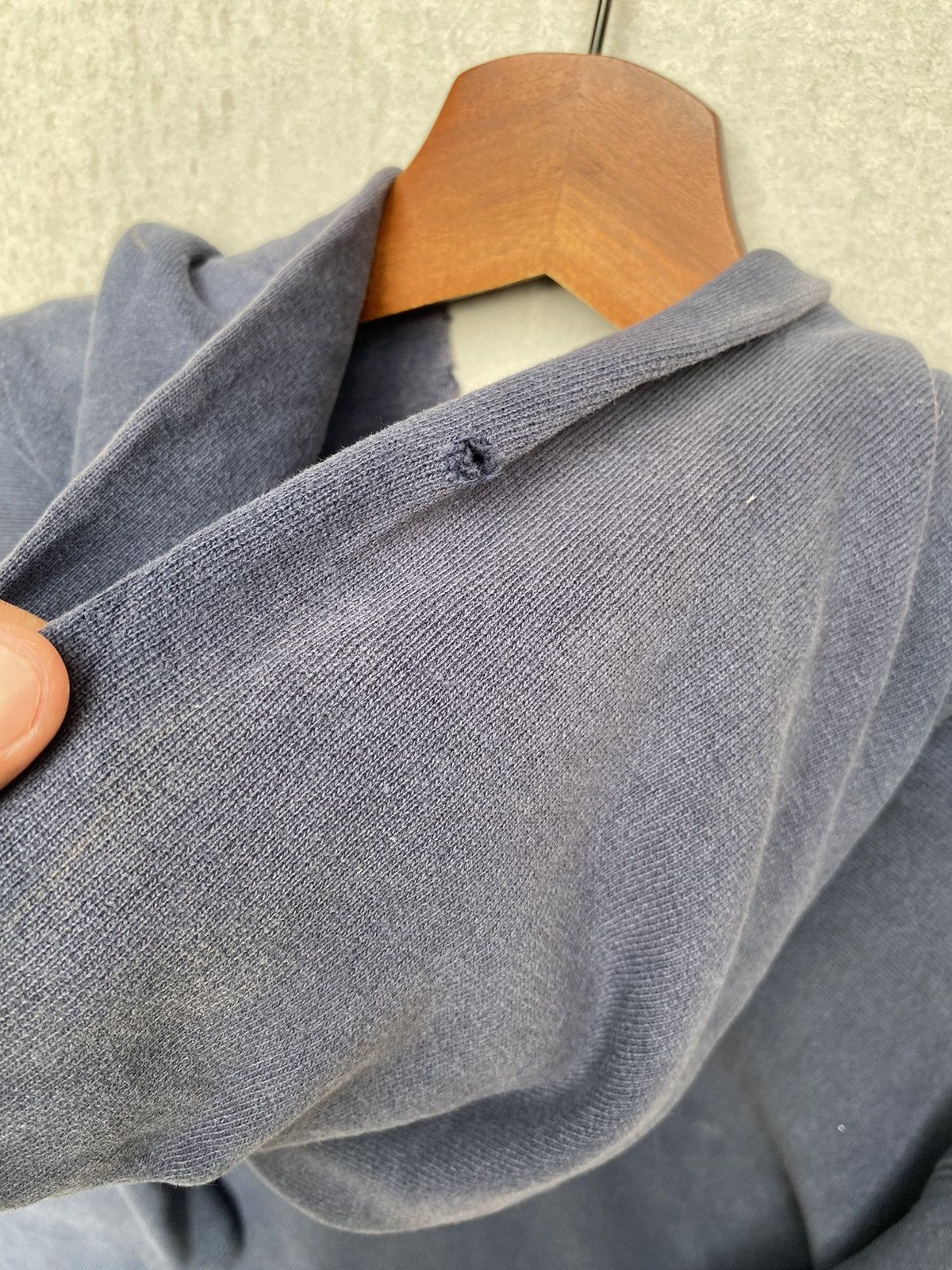 Champion Vintage Champion Reverse Weave Hoodie Distressed Size Large Size US L / EU 52-54 / 3 - 8 Thumbnail