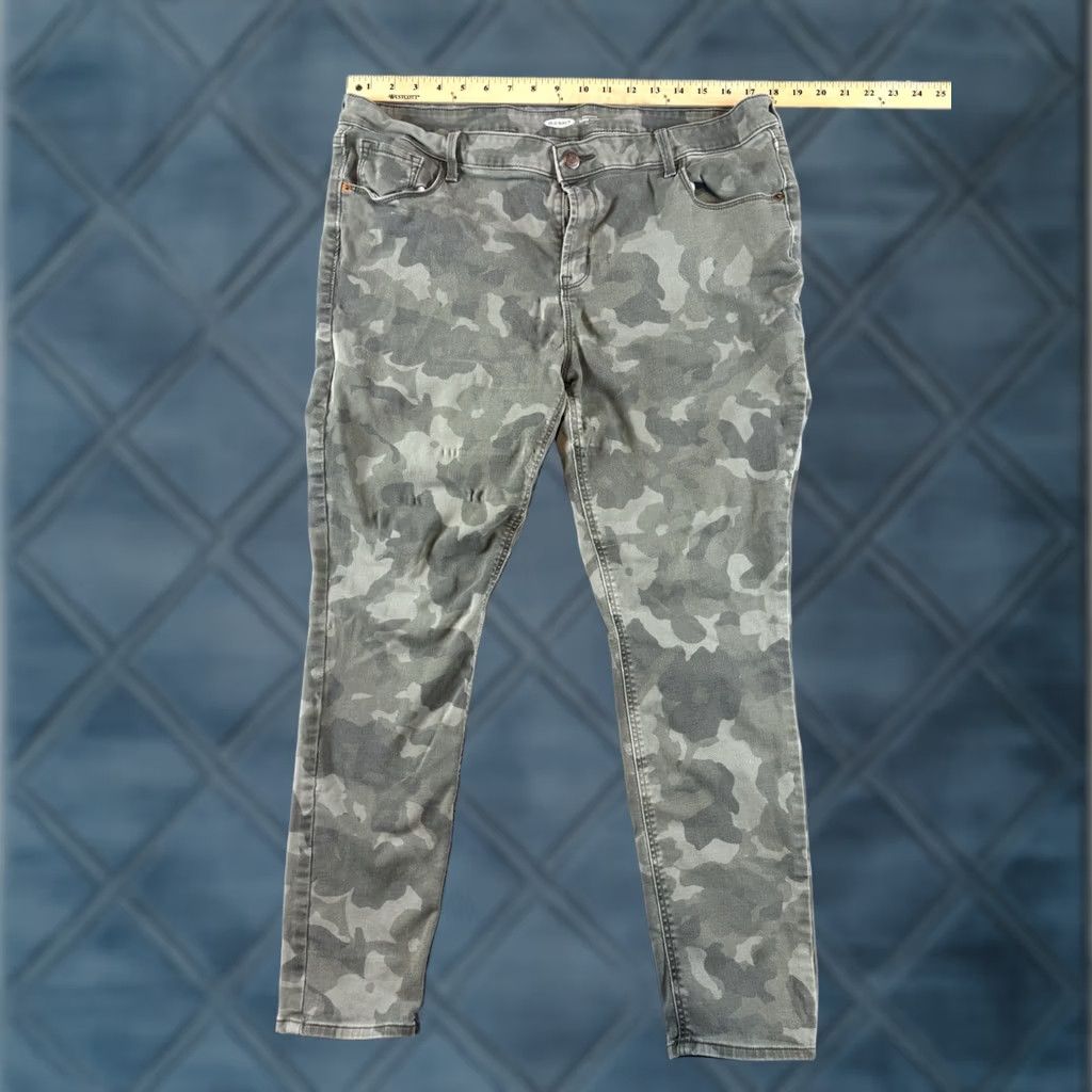 Old Navy Old Navy Women's Pixie High Rise Ankle Chino Camo Pants 18 Size 40" / US 18 - 1 Thumbnail