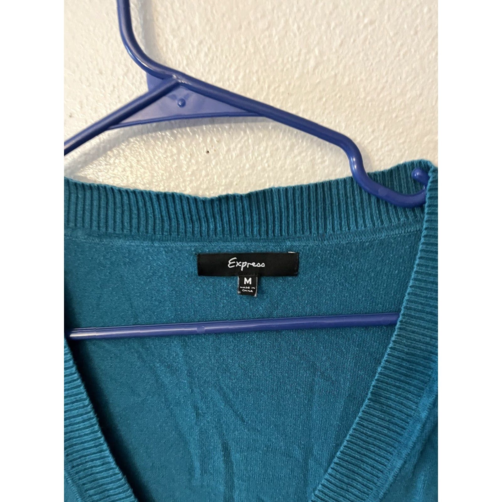 Express Express Women’s Blue Knit Pullover Sweater Long Sleeve V-Neck Medium Casual All Seasons Size M / US 6-8 / IT 42-44 - 3 Thumbnail