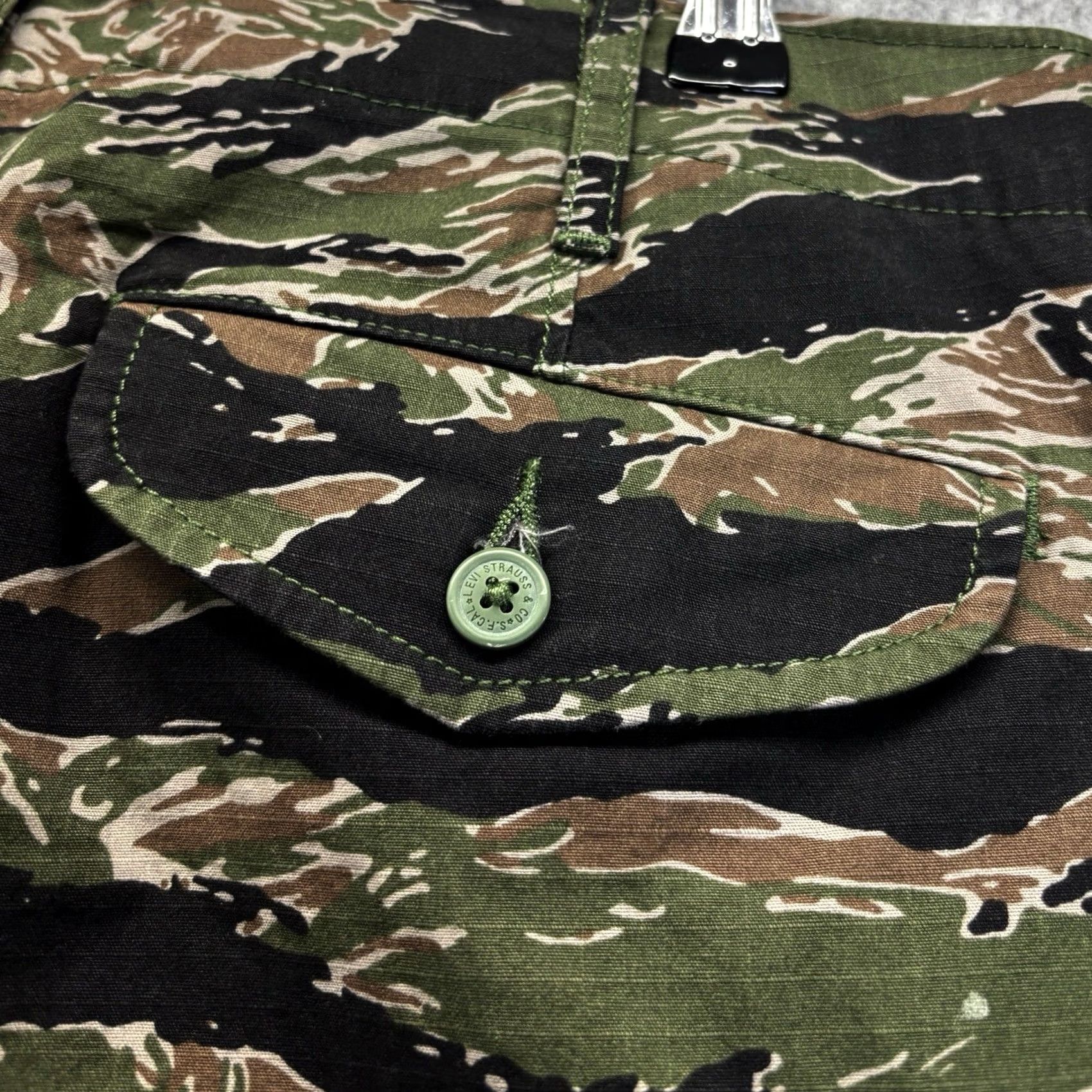 Levi's Levi's Lo Ball Cargo Trousers W32 L29.5 in Green Camo Slim Men Regular 32" Waist Cotton Blend Zip Fly Pocketed Slim Fit Mens Size US 32 / EU 48 - 6 Thumbnail