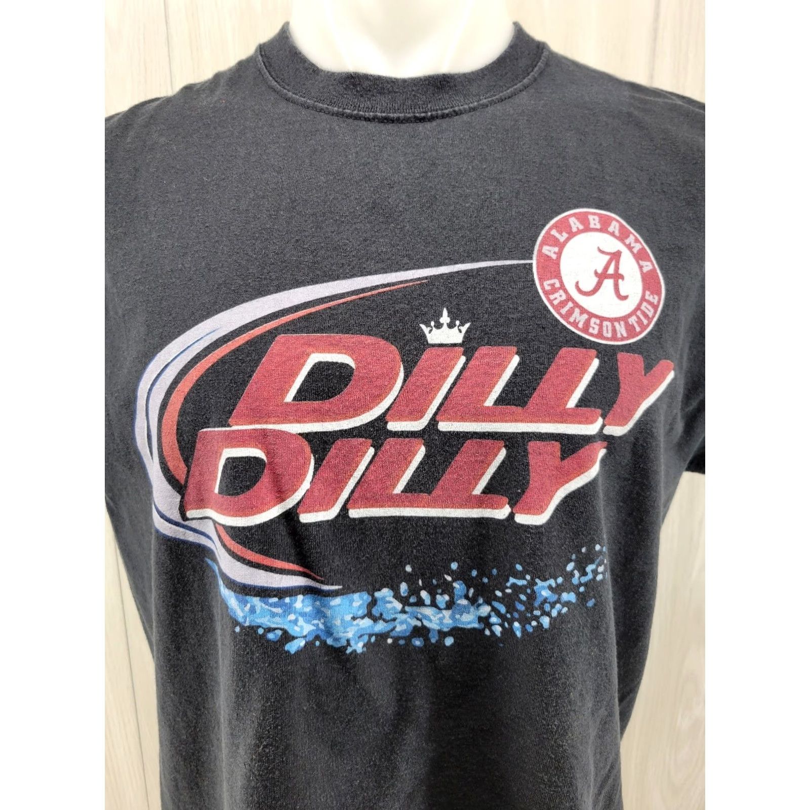 Gildan VINTAGE Alabama Crimson Tide Shirt Mens Large Black Short Sleeve Dilly Dilly Adult Size US L / EU 52-54 / 3 - 2 Thumbnail