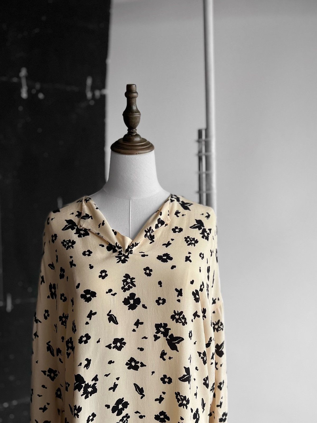 Designer × Uniqlo Uniqlo Women Floral Blouse Top Long Sleeve Rayon Beige Black Size S / US 4 / IT 40 - 2 Thumbnail