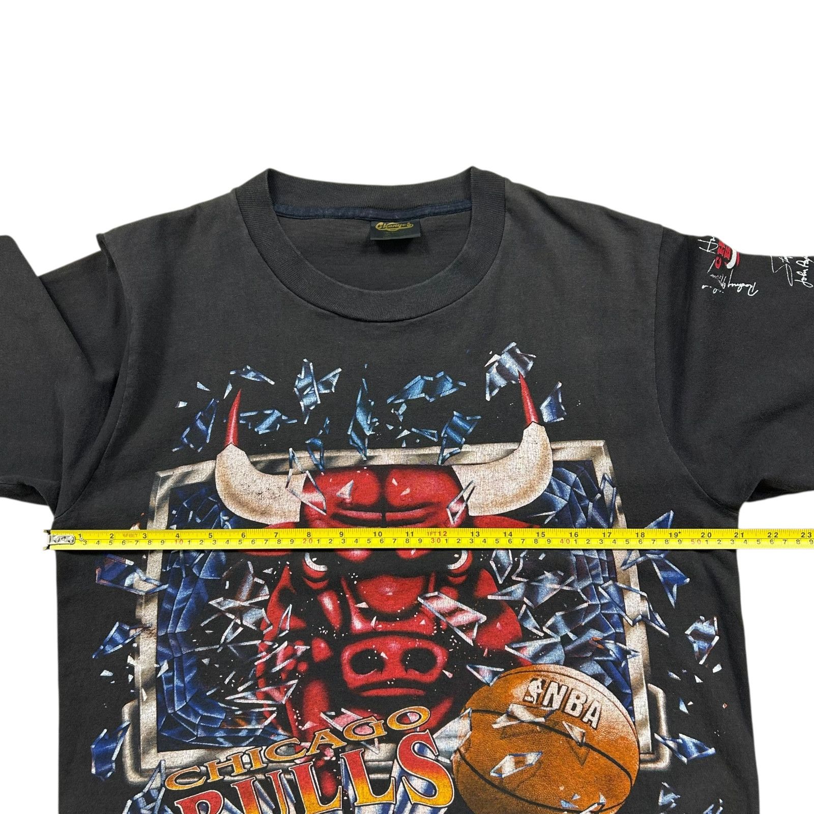 NBA VTG 90s NBA CHICAGO BULLS SHATTERED T-SHIRT CHANGES Size US L / EU 52-54 / 3 - 9 Thumbnail