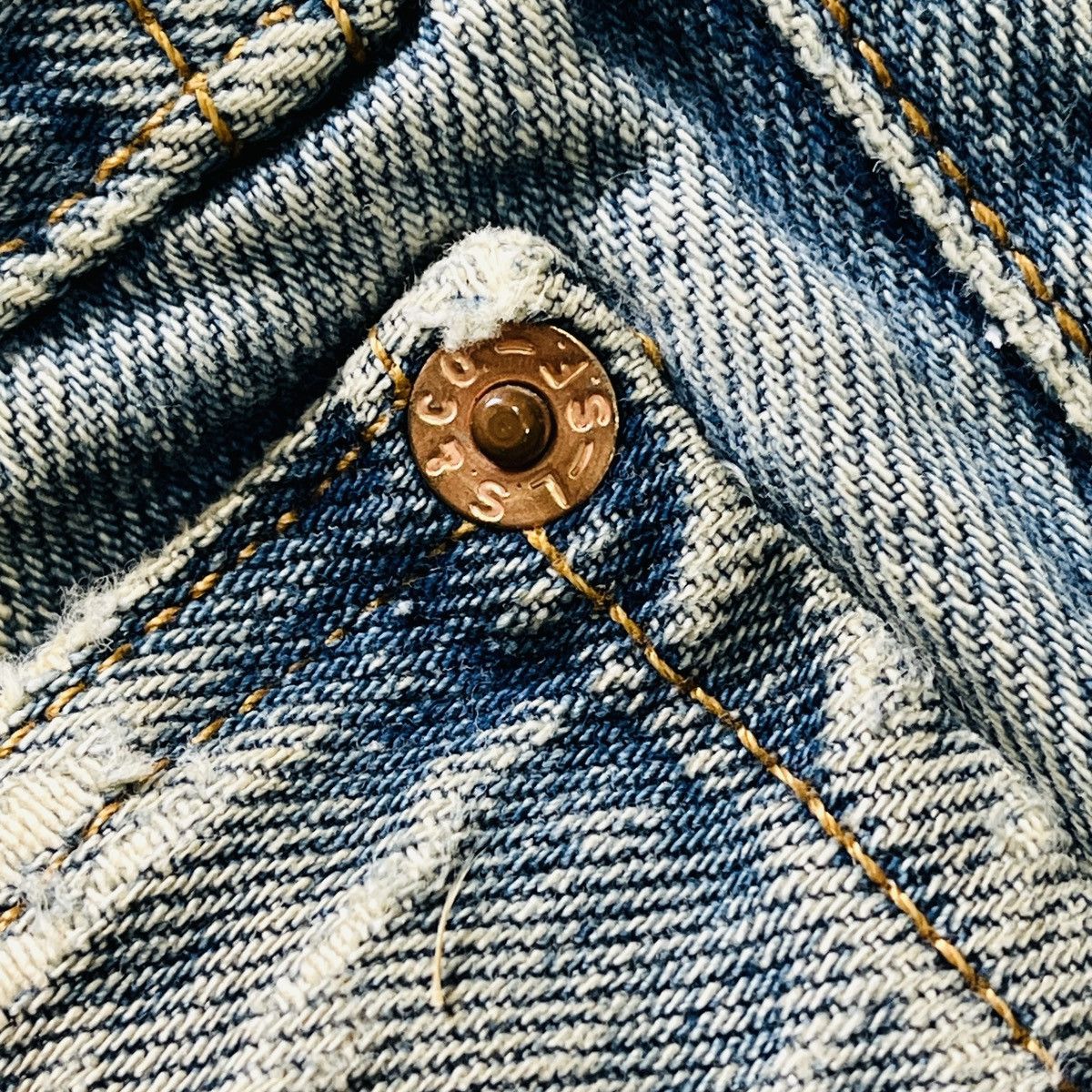 Levi's Vintage Distressed Levis 501XX 1997 Made In USA Jeans Size US 35 - 16 Thumbnail