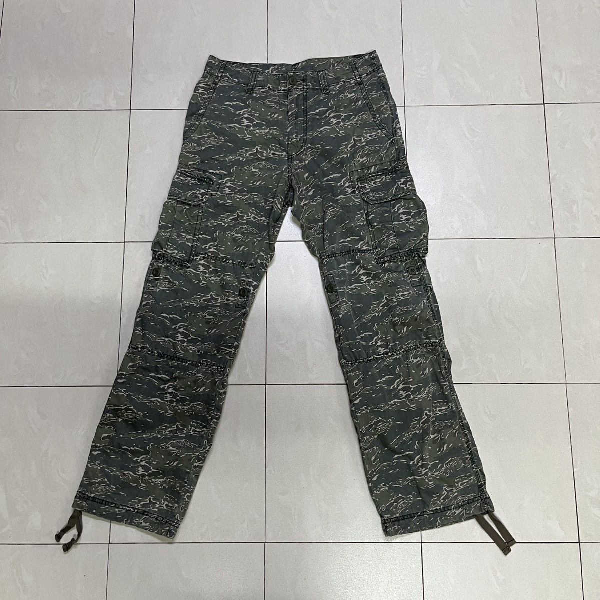 Uniqlo Uniqlo Tiger Stripes Cargo Pants Size US 29 - 1 Thumbnail