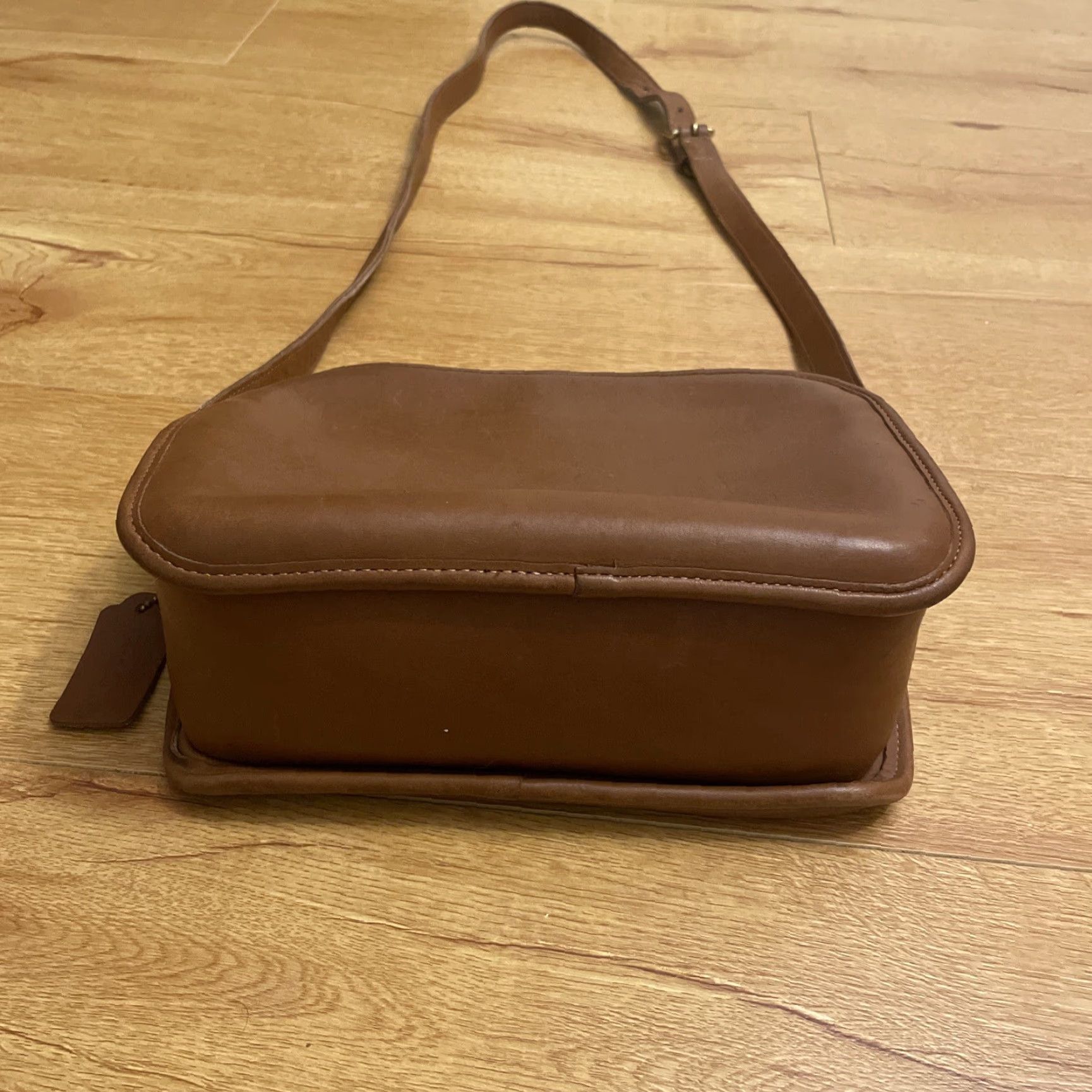 Coach VINTAGE COACH Lewiston Crossbody Bag British Tan 1990s Leather Small Womens Bags Boho Size ONE SIZE - 3 Thumbnail
