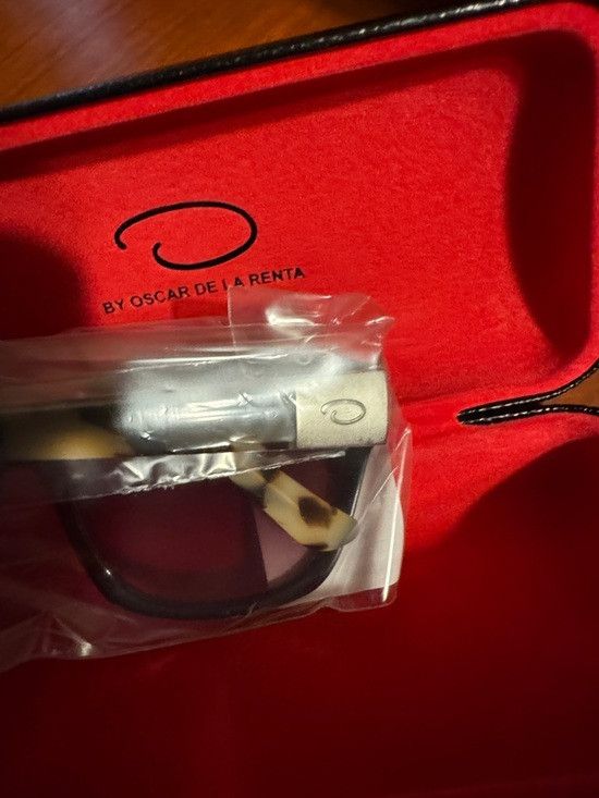 Oscar De La Renta Black Frame Sunglasses with Brown Gradient Lenses Size ONE SIZE - 6 Thumbnail