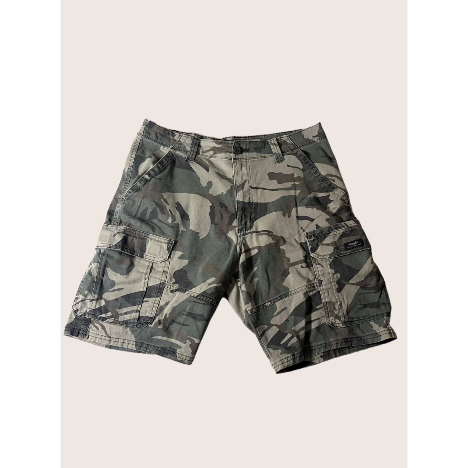 Wrangler Wrangler Cargo Shorts Mens 35 Green Camo Relaxed Fit Canvas Pockets Casual Size US 35 - 1 Thumbnail
