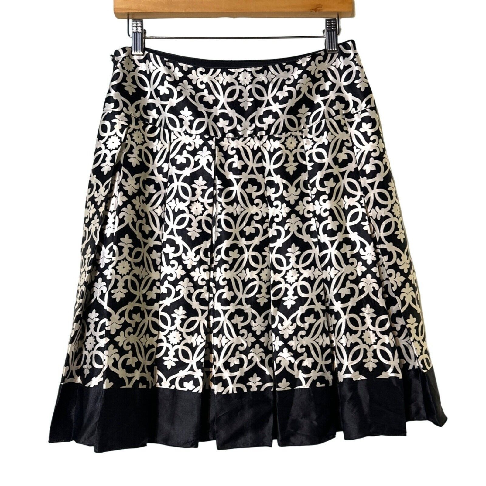 White House Black Market White House Black Market Silk Pleated Mini Skirt Size 6 Size 28" / US 6 / IT 42 - 2 Thumbnail