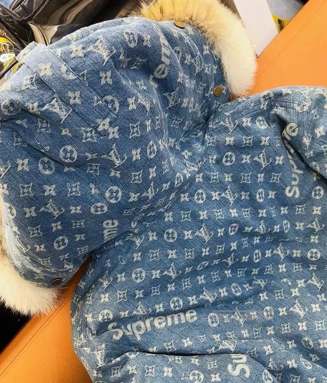 Louis Vuitton LV x Supreme Denim Logo Fur Collar Jacket. Size US L / EU 52-54 / 3 - 4 Thumbnail