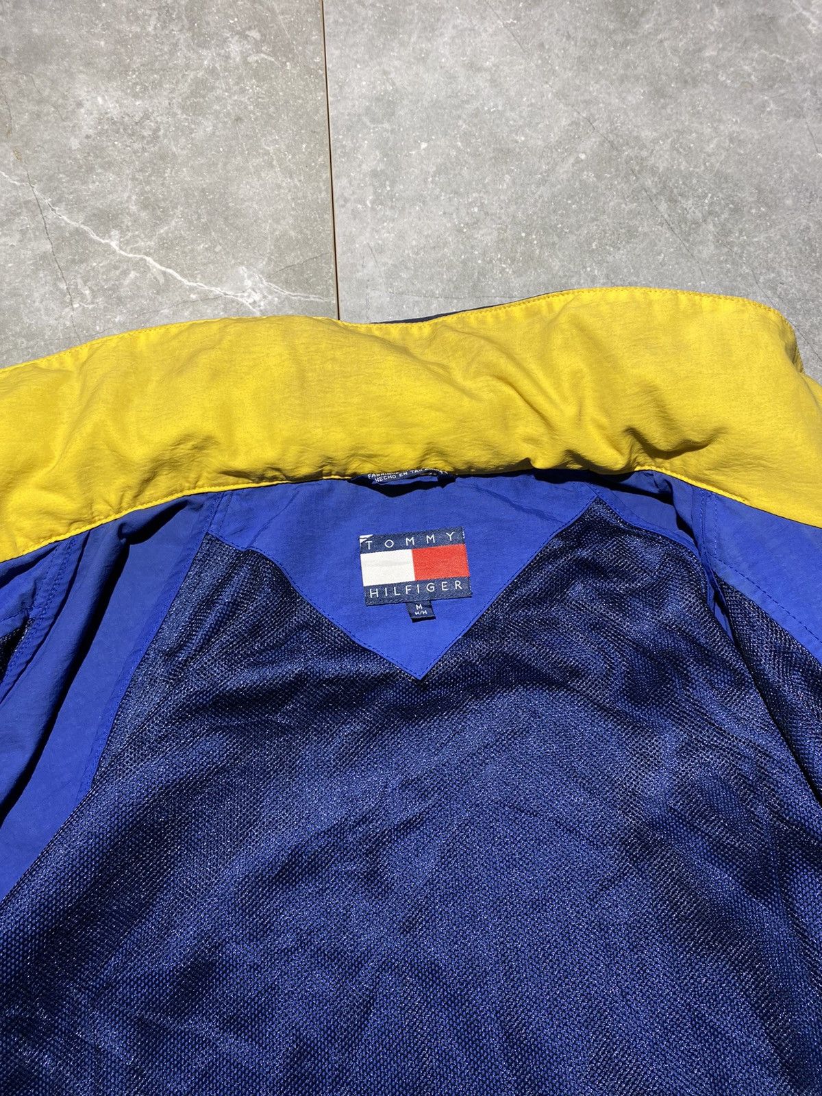 Tommy Hilfiger × Vintage Vintage Tommy Hilfiger Windbreaker Jacket Size US M / EU 48-50 / 2 - 9 Thumbnail