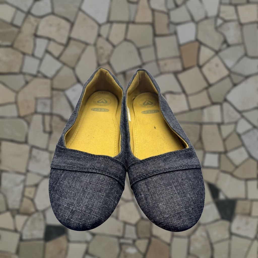 KEEN KEEN Ballet Flats Size 10 Denim Tan Canvas Flat Womens 10 Shoes Good Pre-Owned Size US 10 / IT 40 - 1 Thumbnail