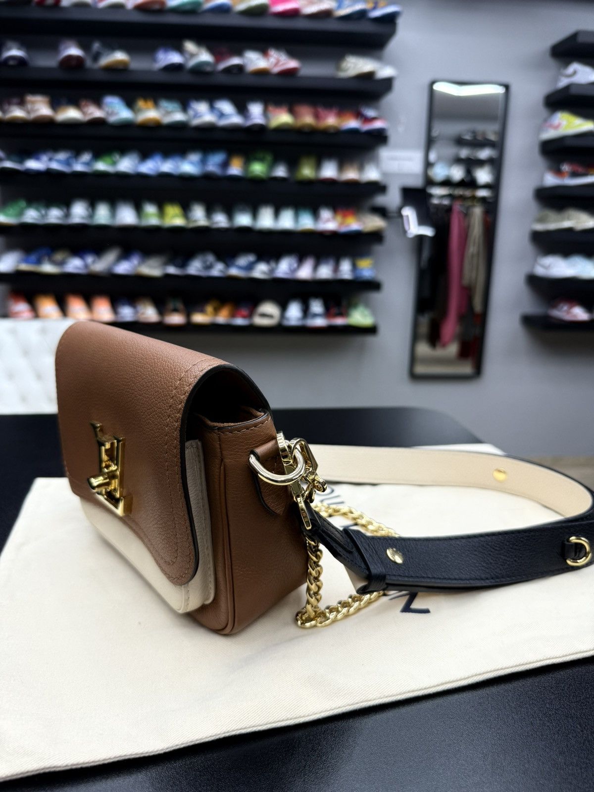 Louis Vuitton AUTHENTIC Louis Vuitton Lockme Tender Calfskin Leather Bag Size ONE SIZE - 3 Thumbnail