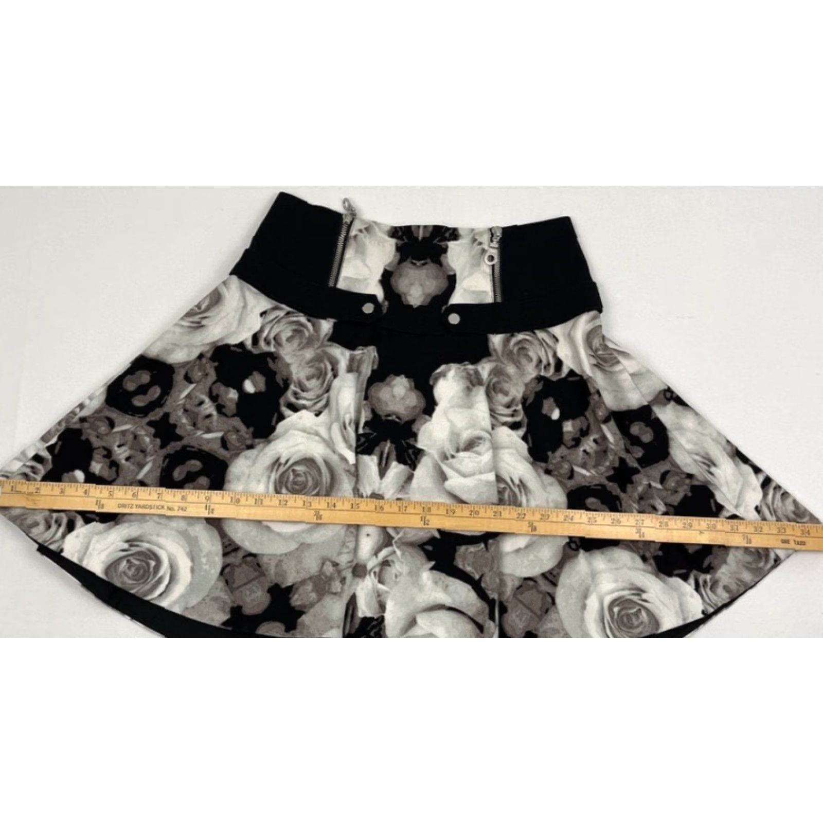 L.A.M.B. VINTAGE L.A.M.B Gwen Stefani Mini Skirt Womens Sz 2 W27 L20 Black Gray Floral Canvas Y2K Size 26" / US 2 / IT 38 - 7 Thumbnail