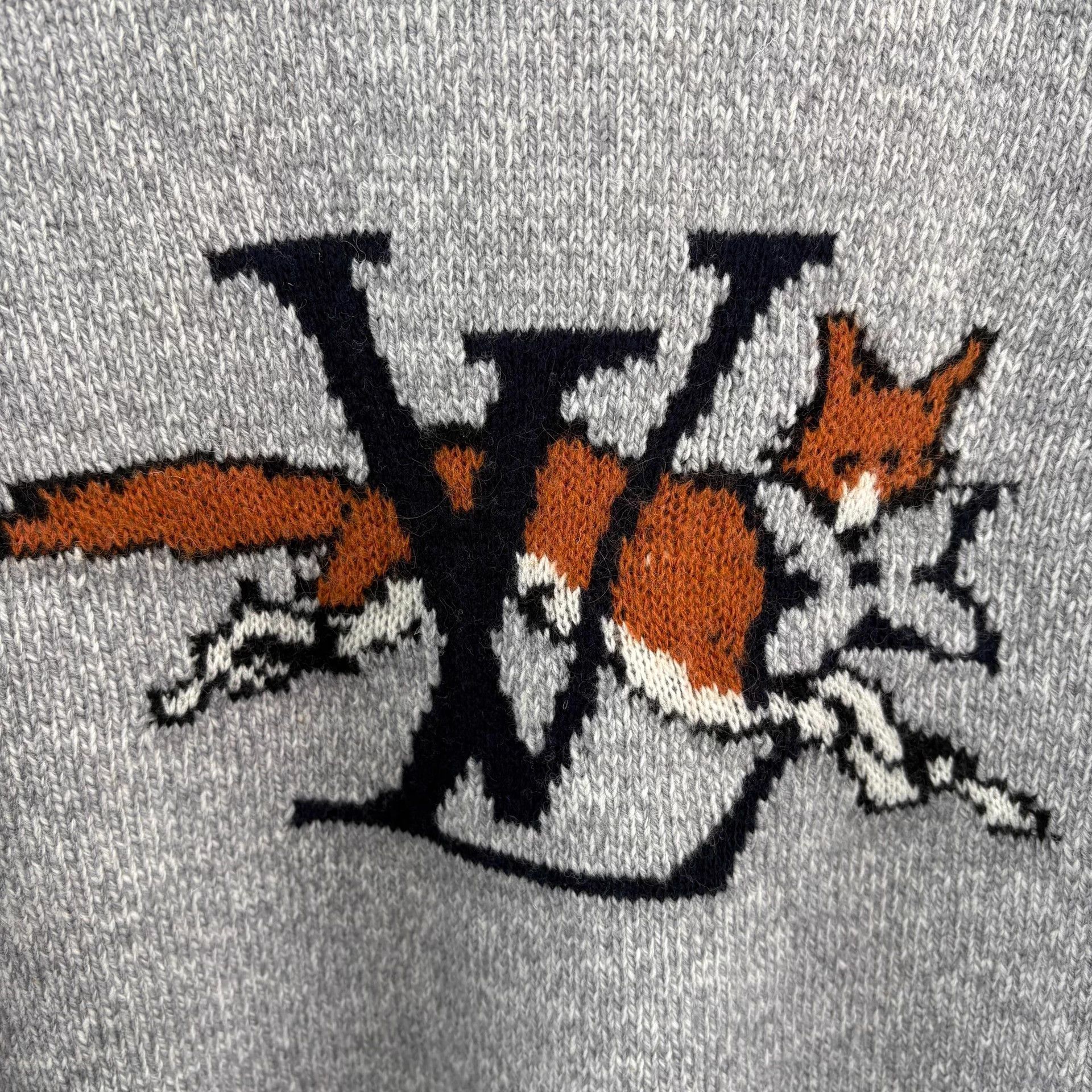 Louis Vuitton LV new gray fox embroidered knit sweater L Size US L / EU 52-54 / 3 - 6 Thumbnail